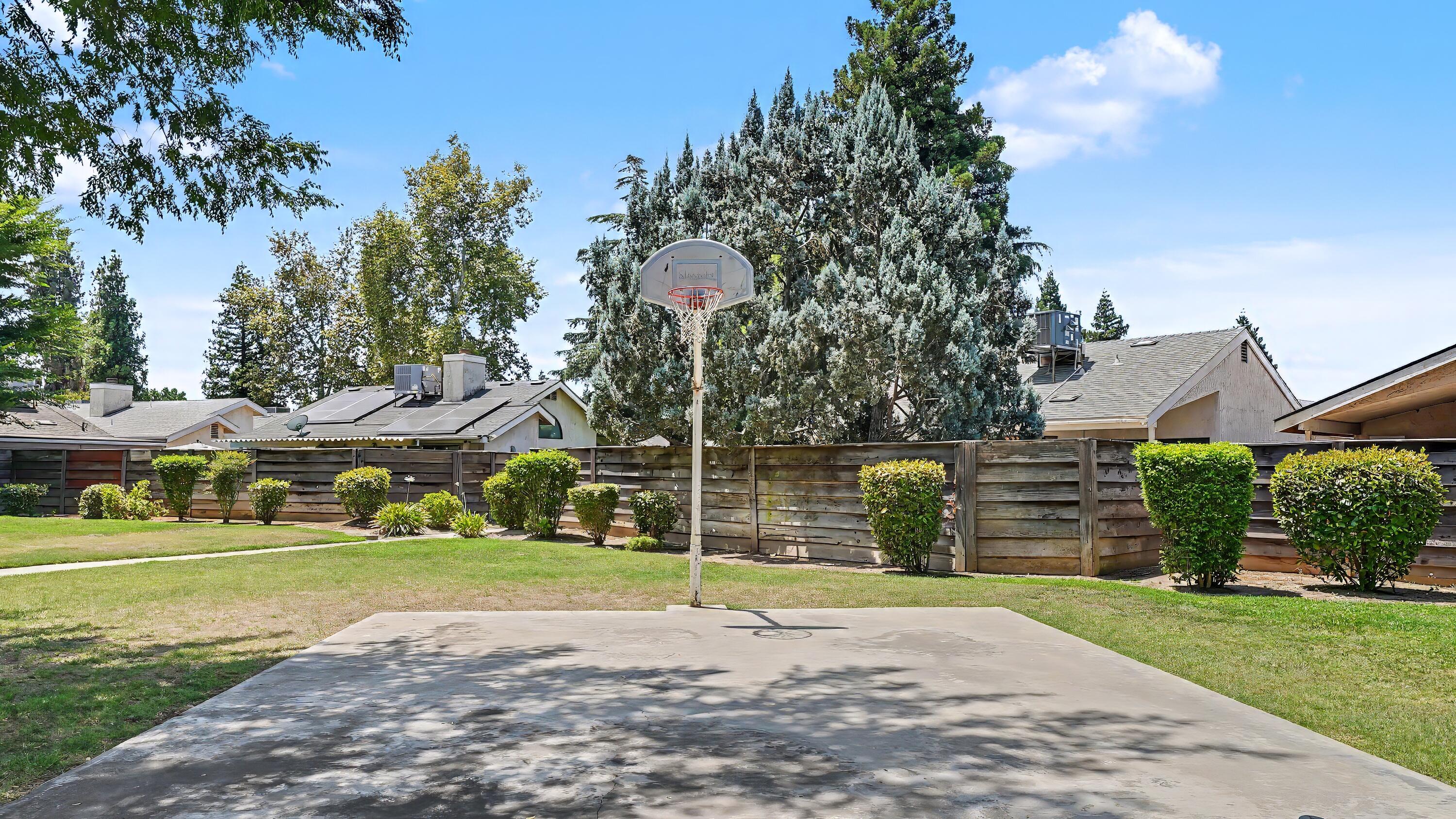 1715 E Vine Ct, Visalia, CA 93292