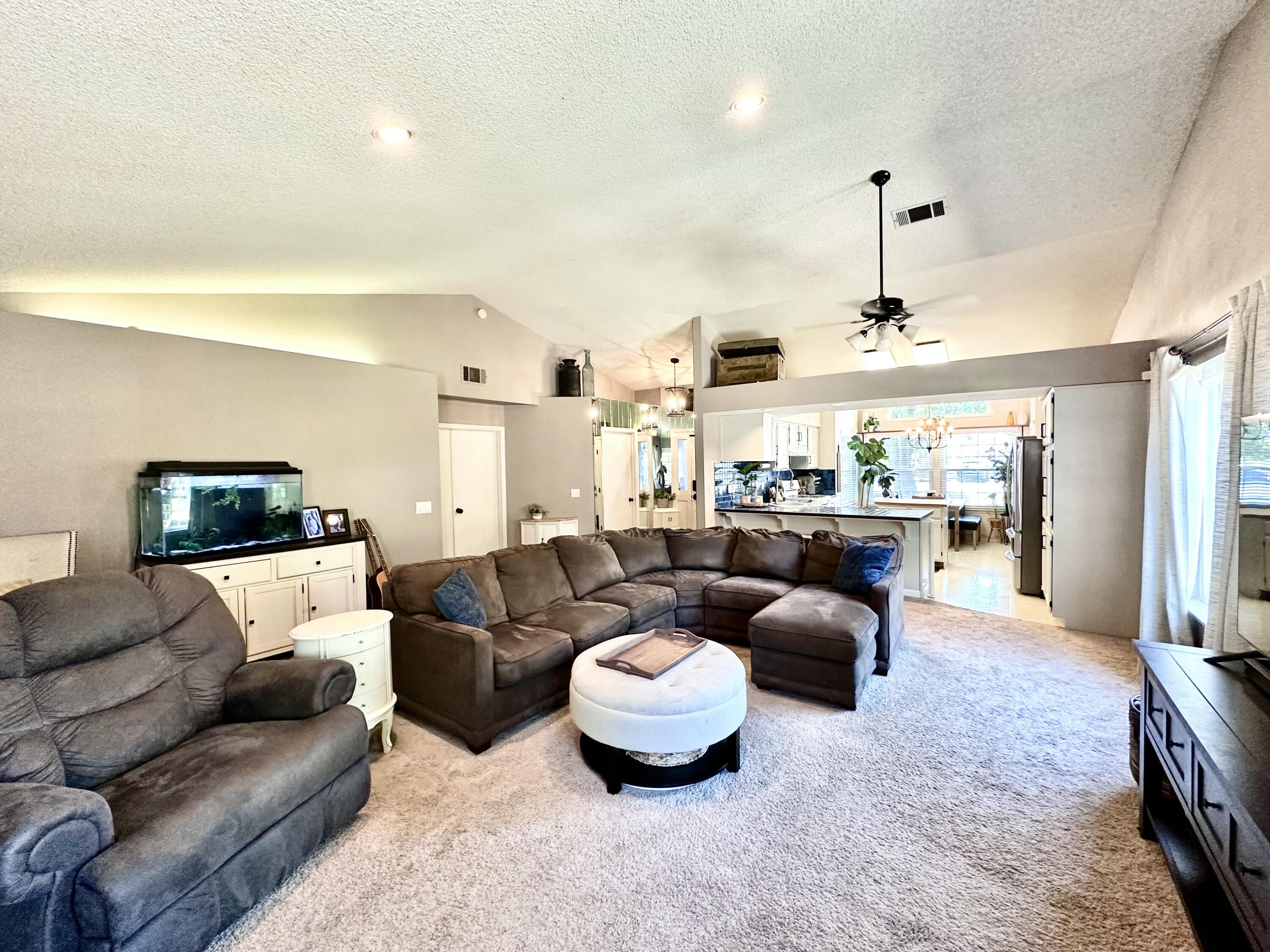 900 N Oakwood Ct, Visalia, CA 93291