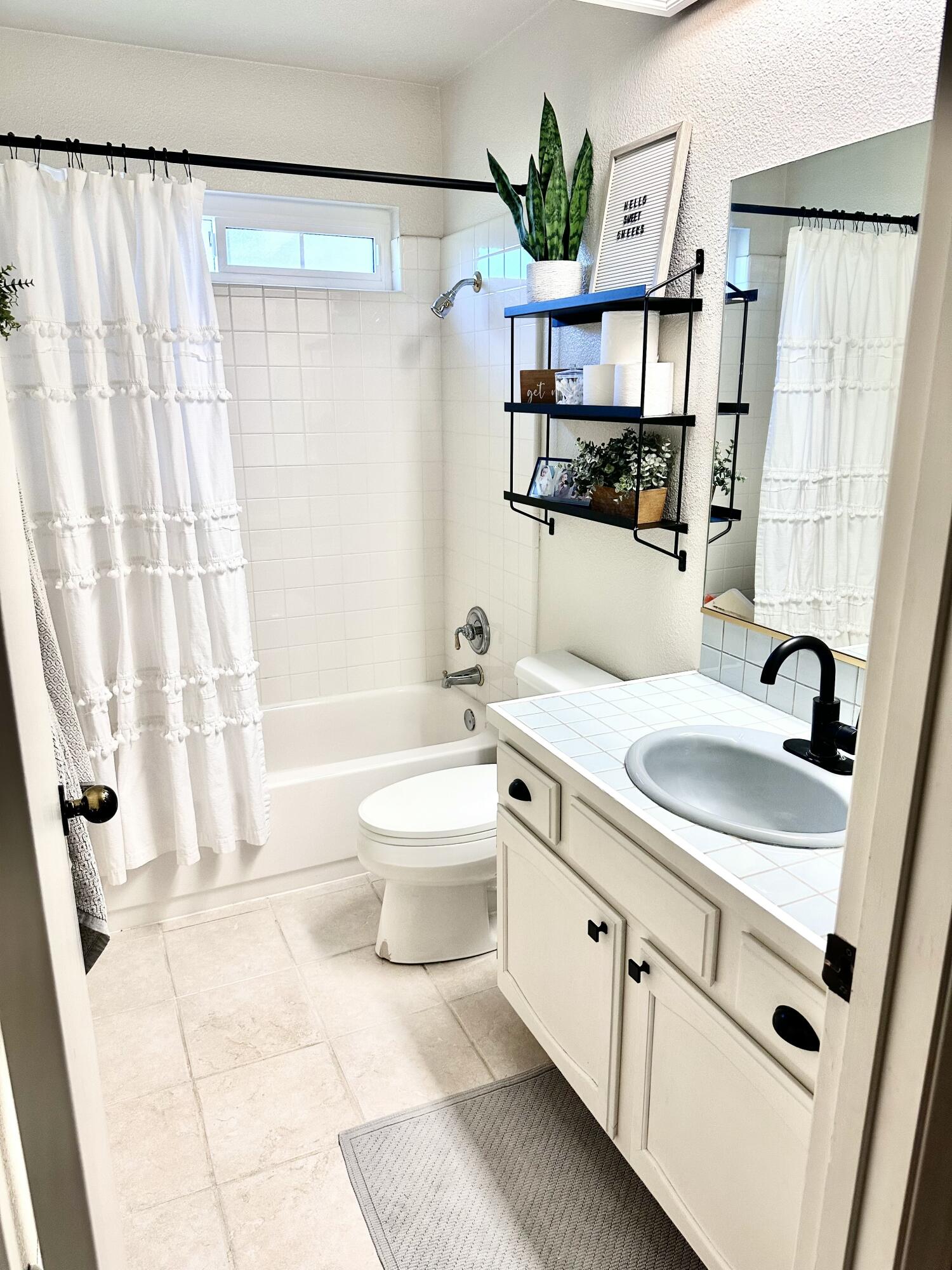 900 N Oakwood Ct, Visalia, CA 93291