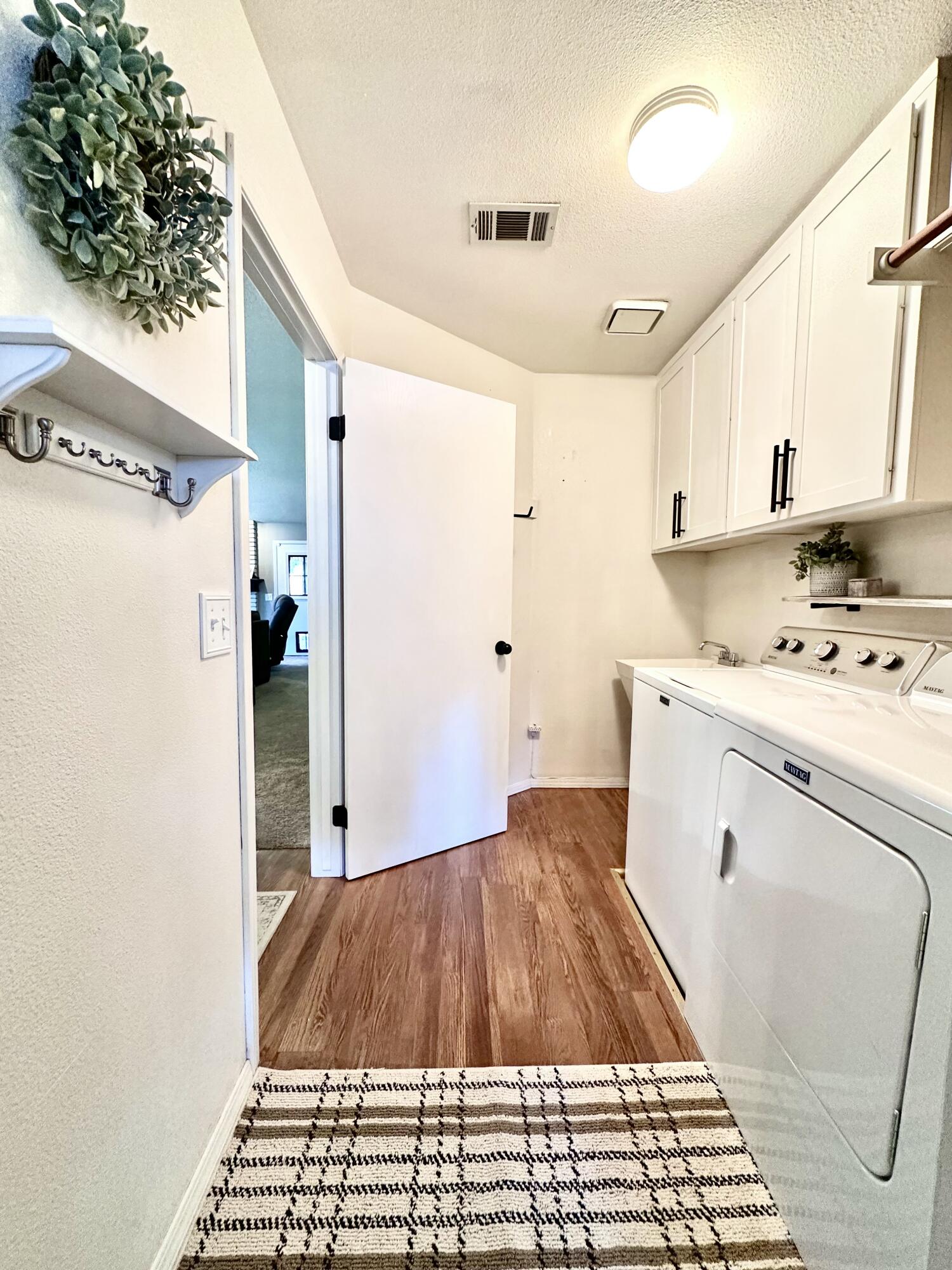 900 N Oakwood Ct, Visalia, CA 93291