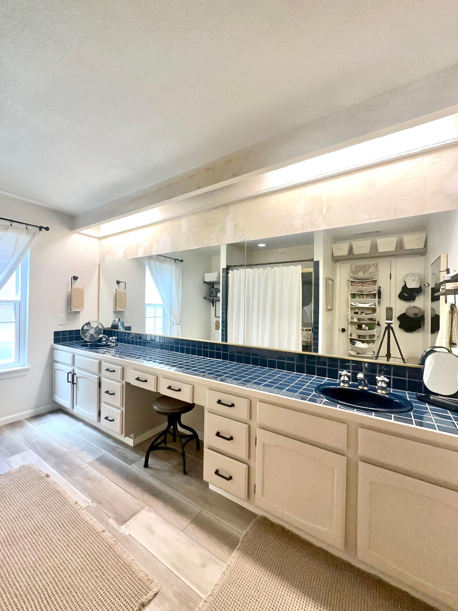 900 N Oakwood Ct, Visalia, CA 93291