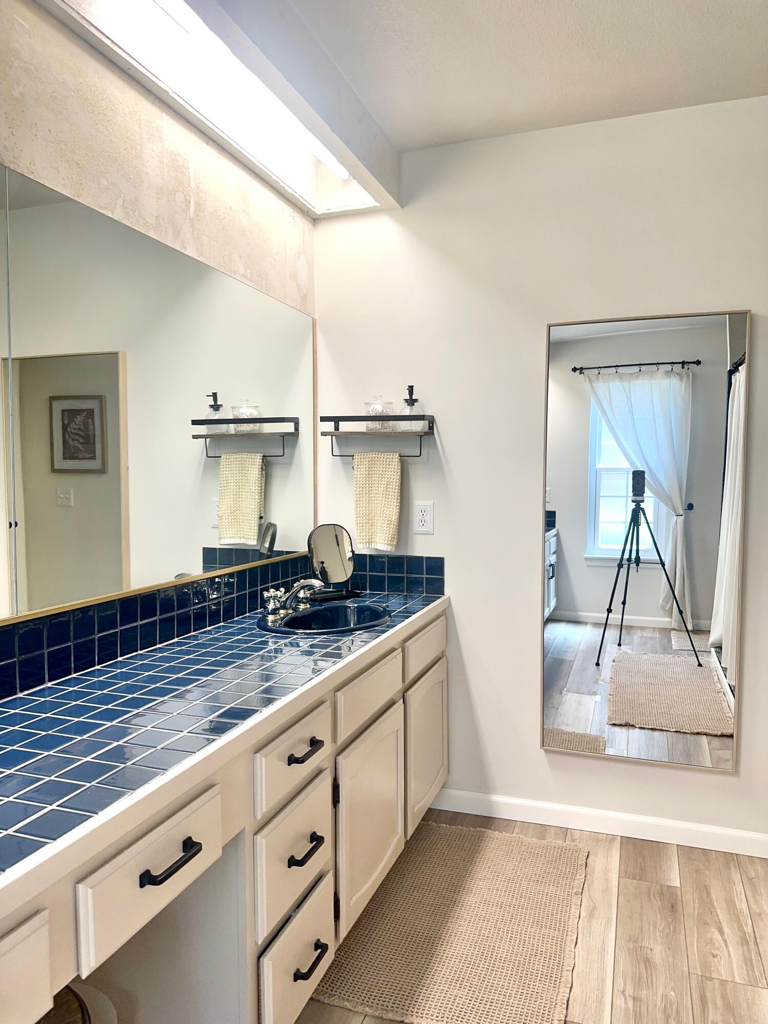 900 N Oakwood Ct, Visalia, CA 93291