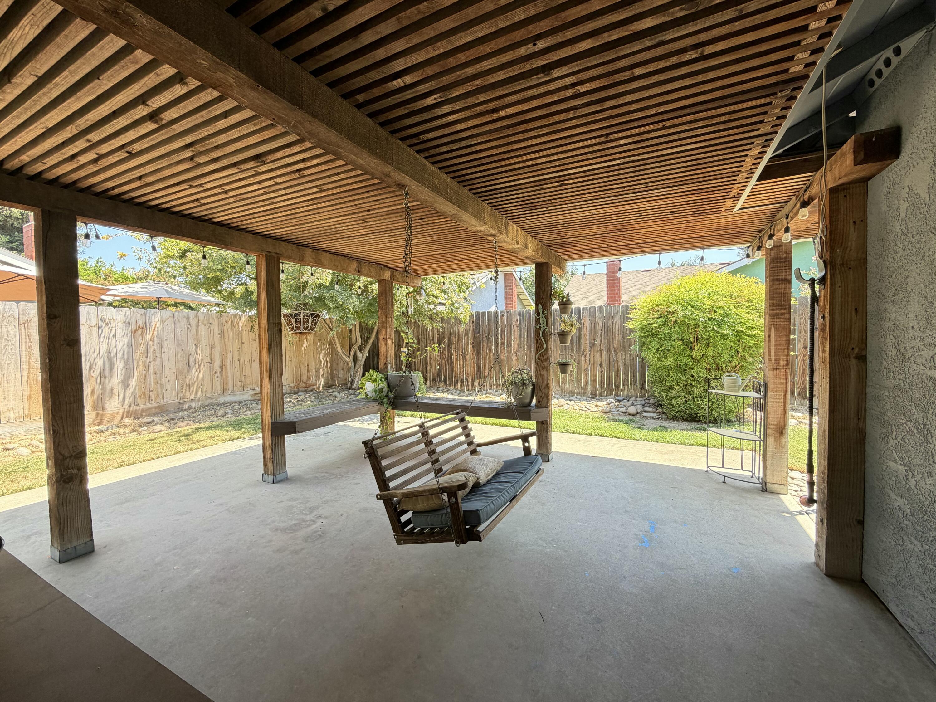 900 N Oakwood Ct, Visalia, CA 93291