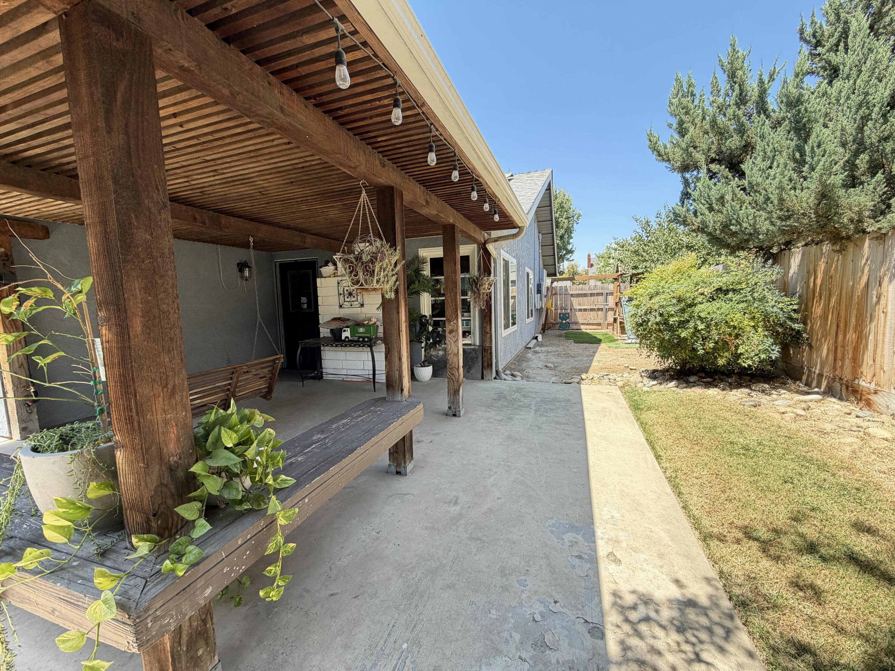 900 N Oakwood Ct, Visalia, CA 93291