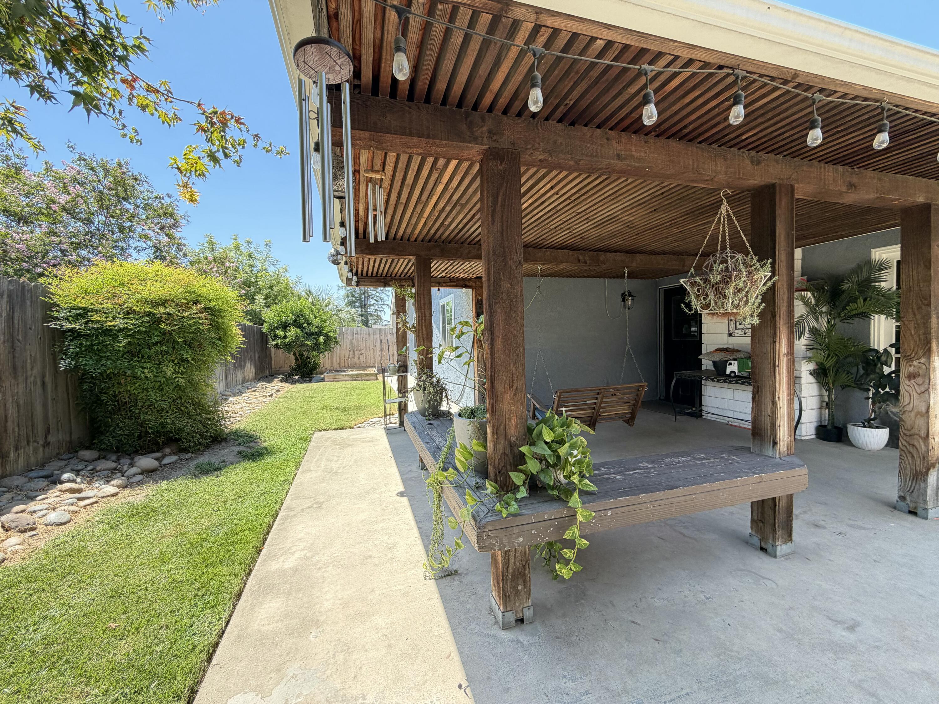 900 N Oakwood Ct, Visalia, CA 93291