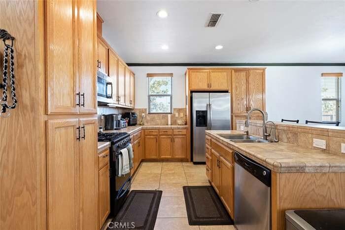 2090 Dunbar Way, Dinuba, CA 93618