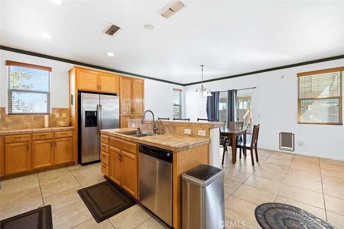 2090 Dunbar Way, Dinuba, CA 93618