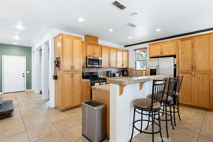 2090 Dunbar Way, Dinuba, CA 93618