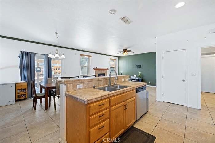 2090 Dunbar Way, Dinuba, CA 93618