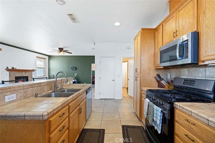 2090 Dunbar Way, Dinuba, CA 93618