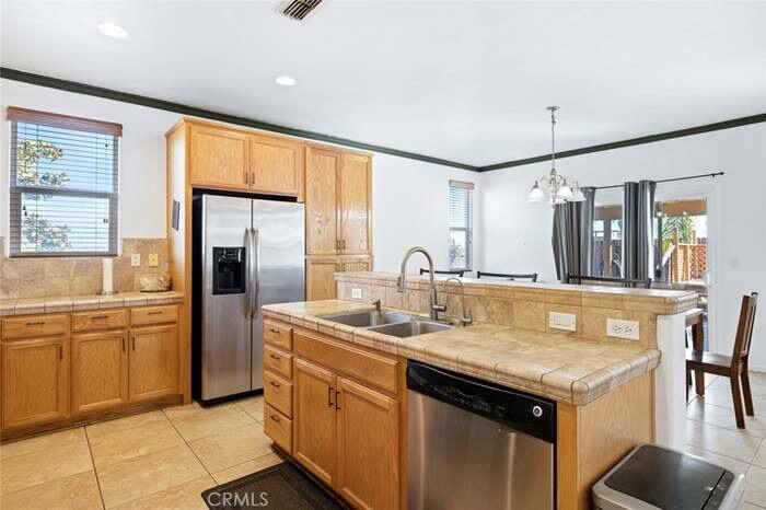 2090 Dunbar Way, Dinuba, CA 93618
