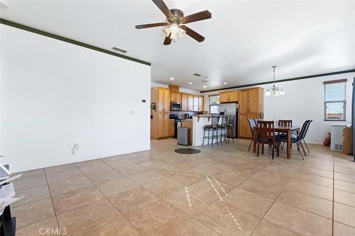 2090 Dunbar Way, Dinuba, CA 93618