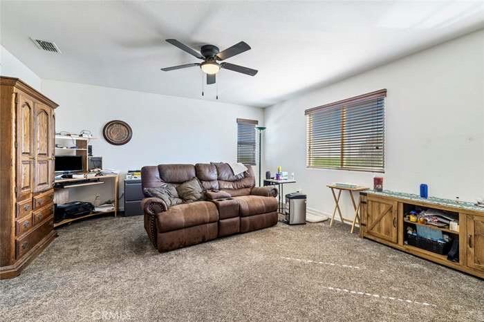 2090 Dunbar Way, Dinuba, CA 93618