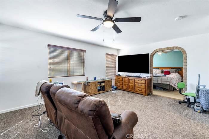 2090 Dunbar Way, Dinuba, CA 93618