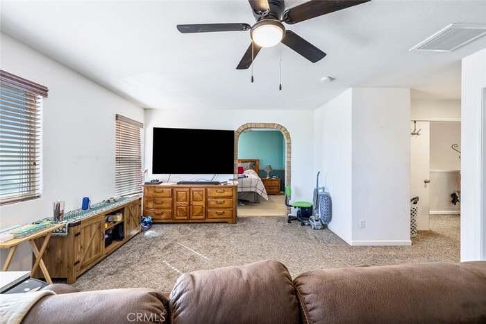 2090 Dunbar Way, Dinuba, CA 93618