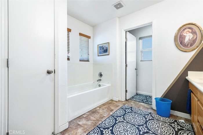 2090 Dunbar Way, Dinuba, CA 93618