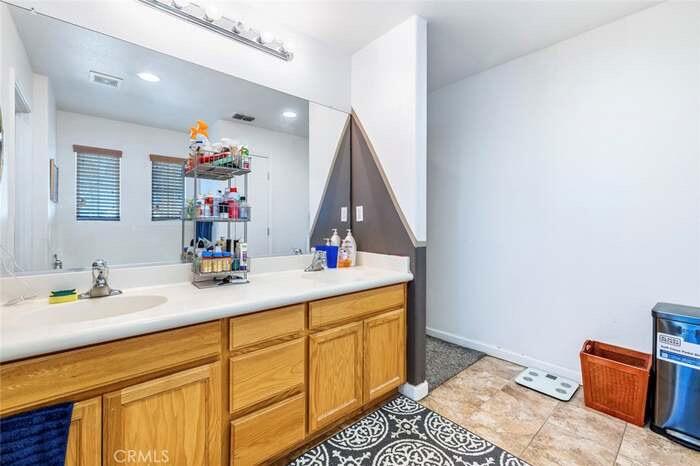 2090 Dunbar Way, Dinuba, CA 93618