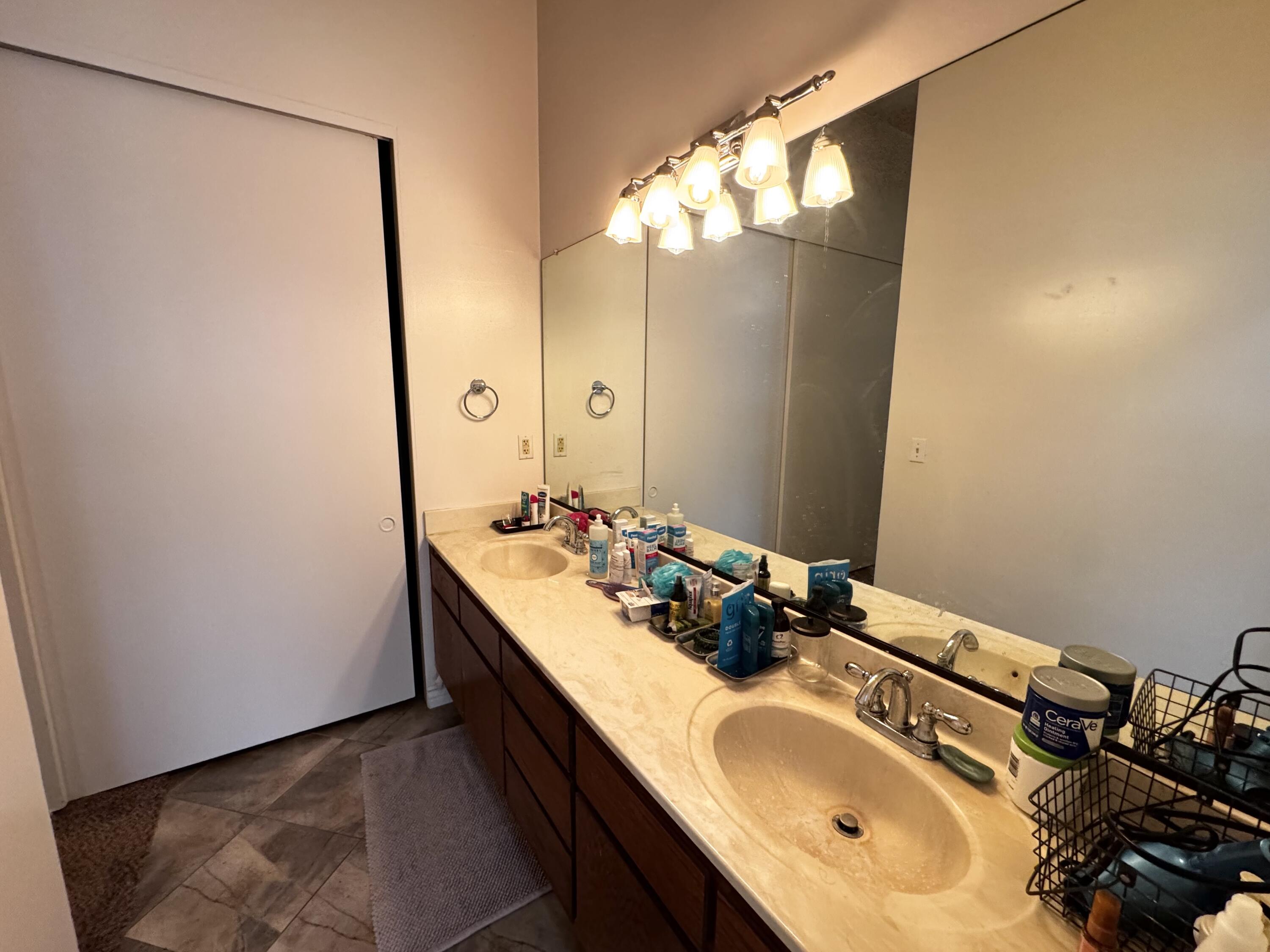 1536 E Castleview Ave, Visalia, CA 93292
