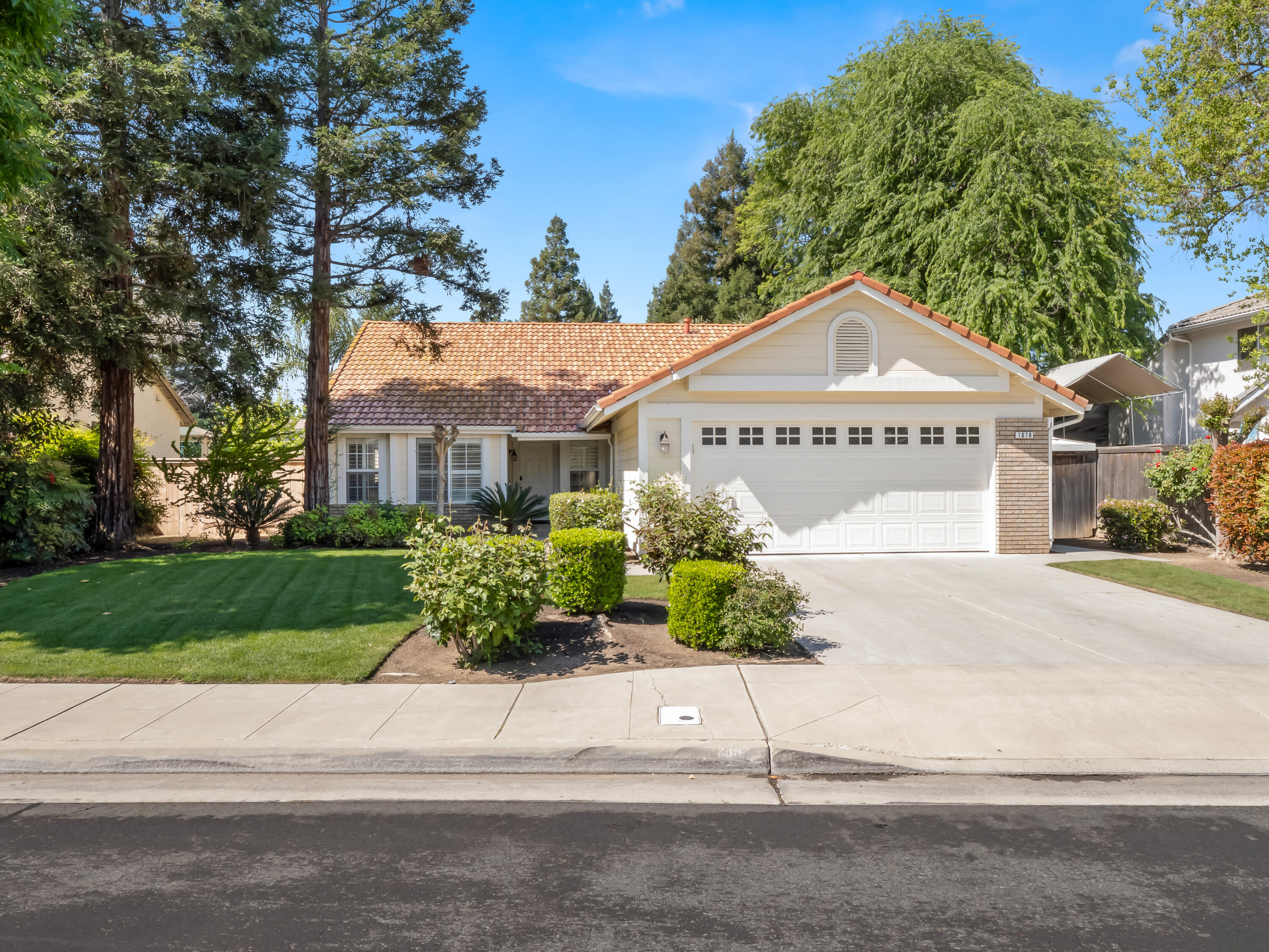 1070 N Homsy Ave, Clovis, CA 93611