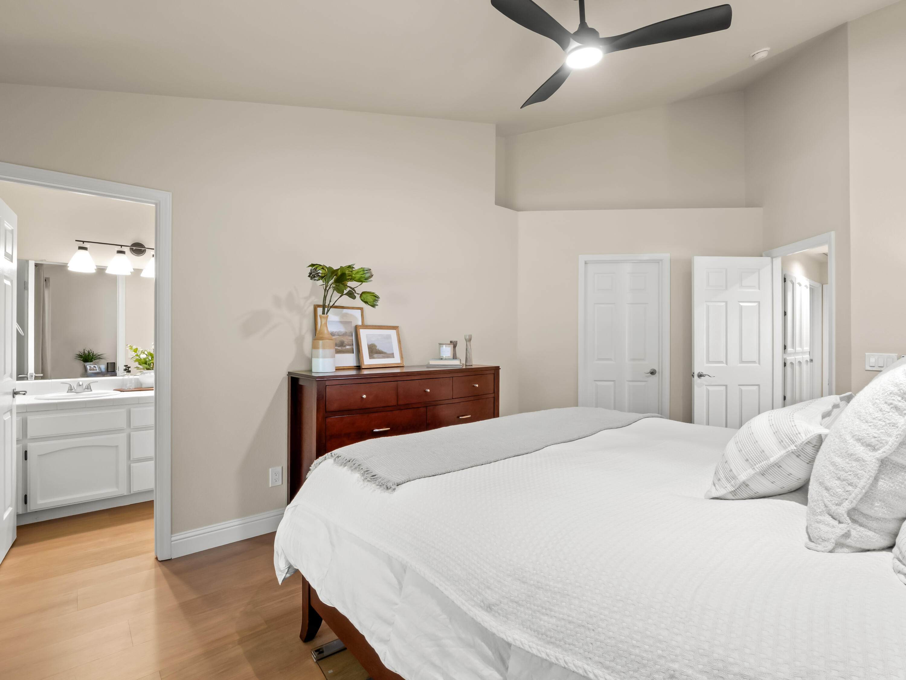 1070 N Homsy Ave, Clovis, CA 93611