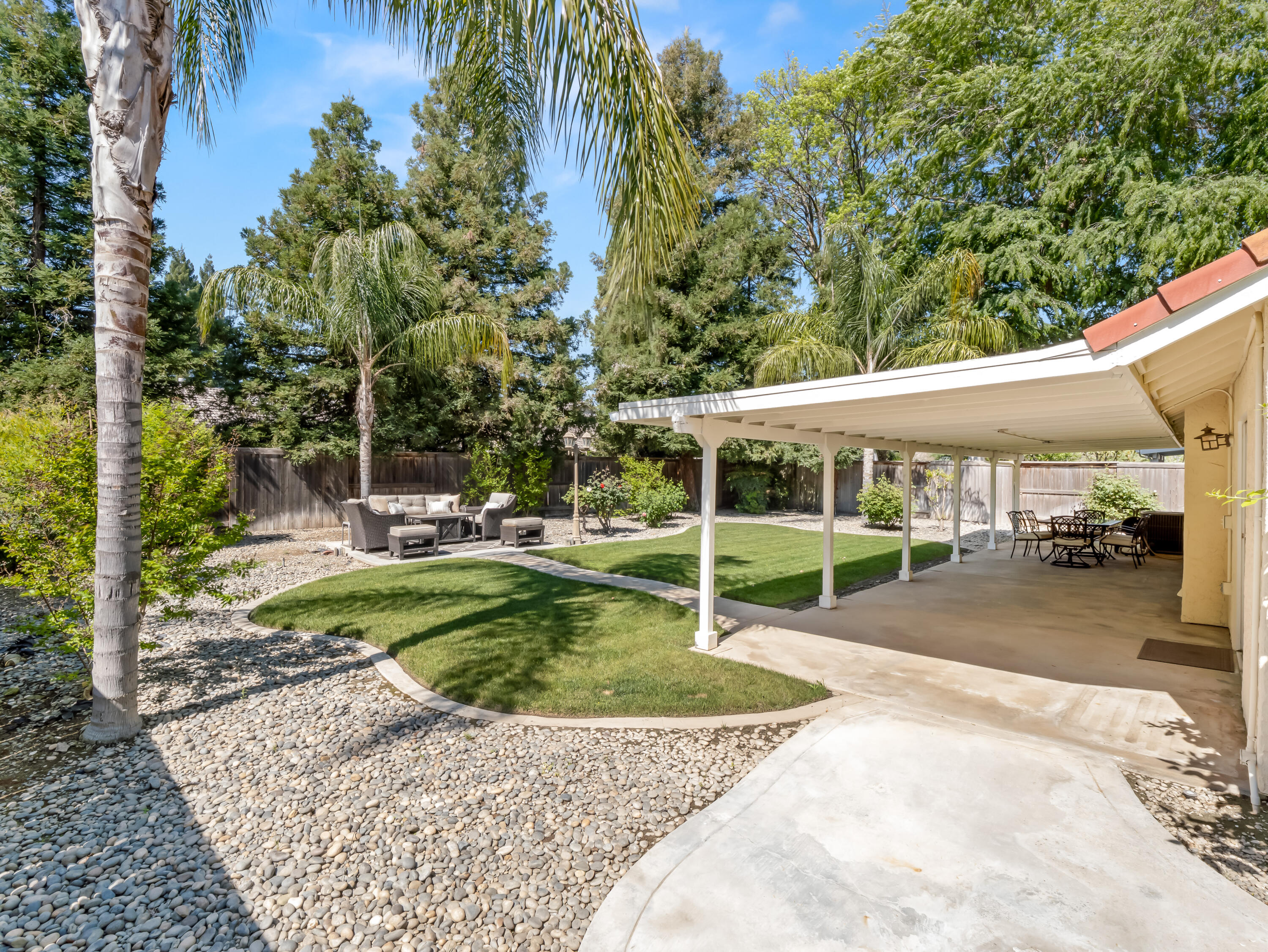 1070 N Homsy Ave, Clovis, CA 93611