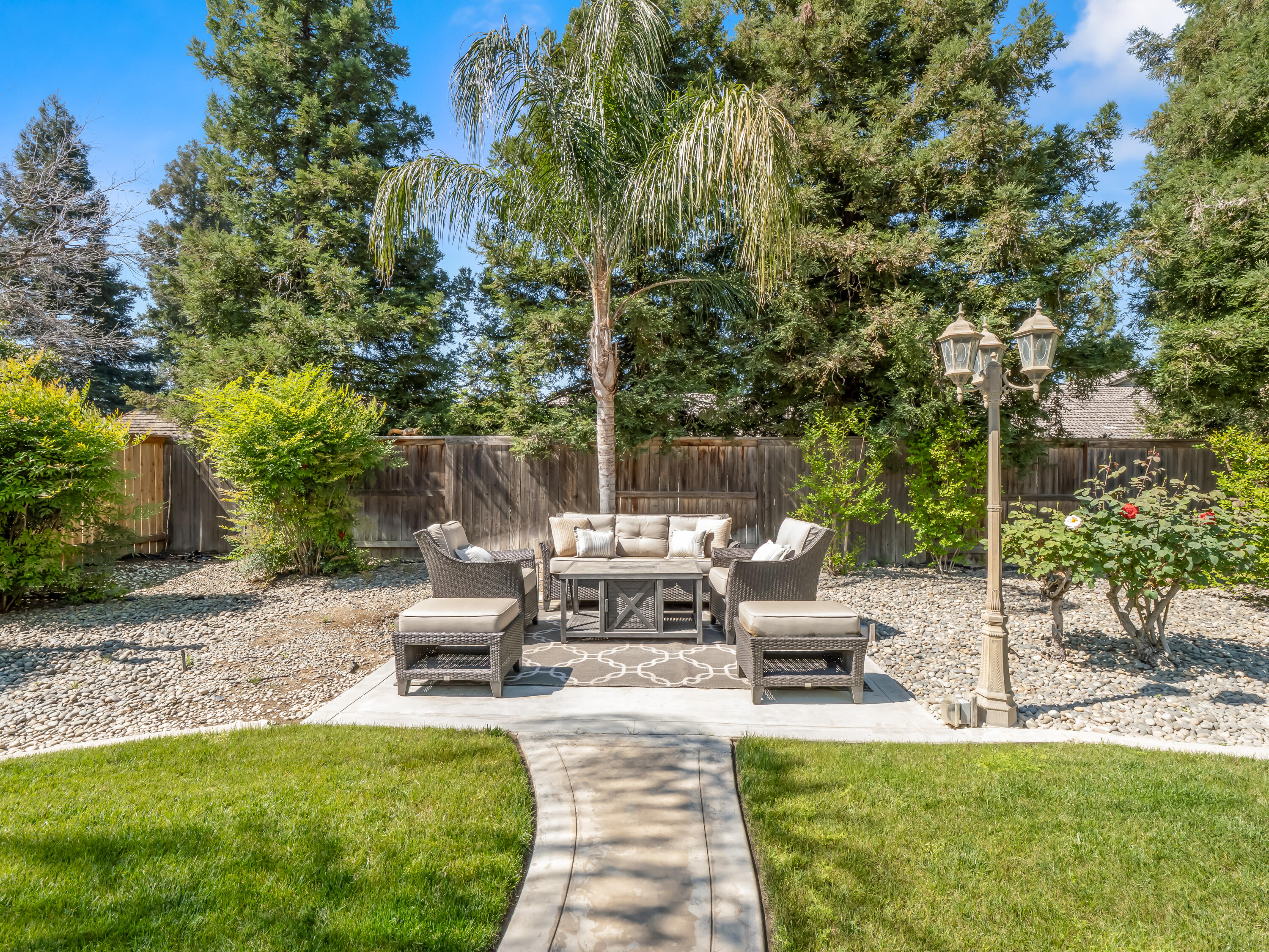 1070 N Homsy Ave, Clovis, CA 93611