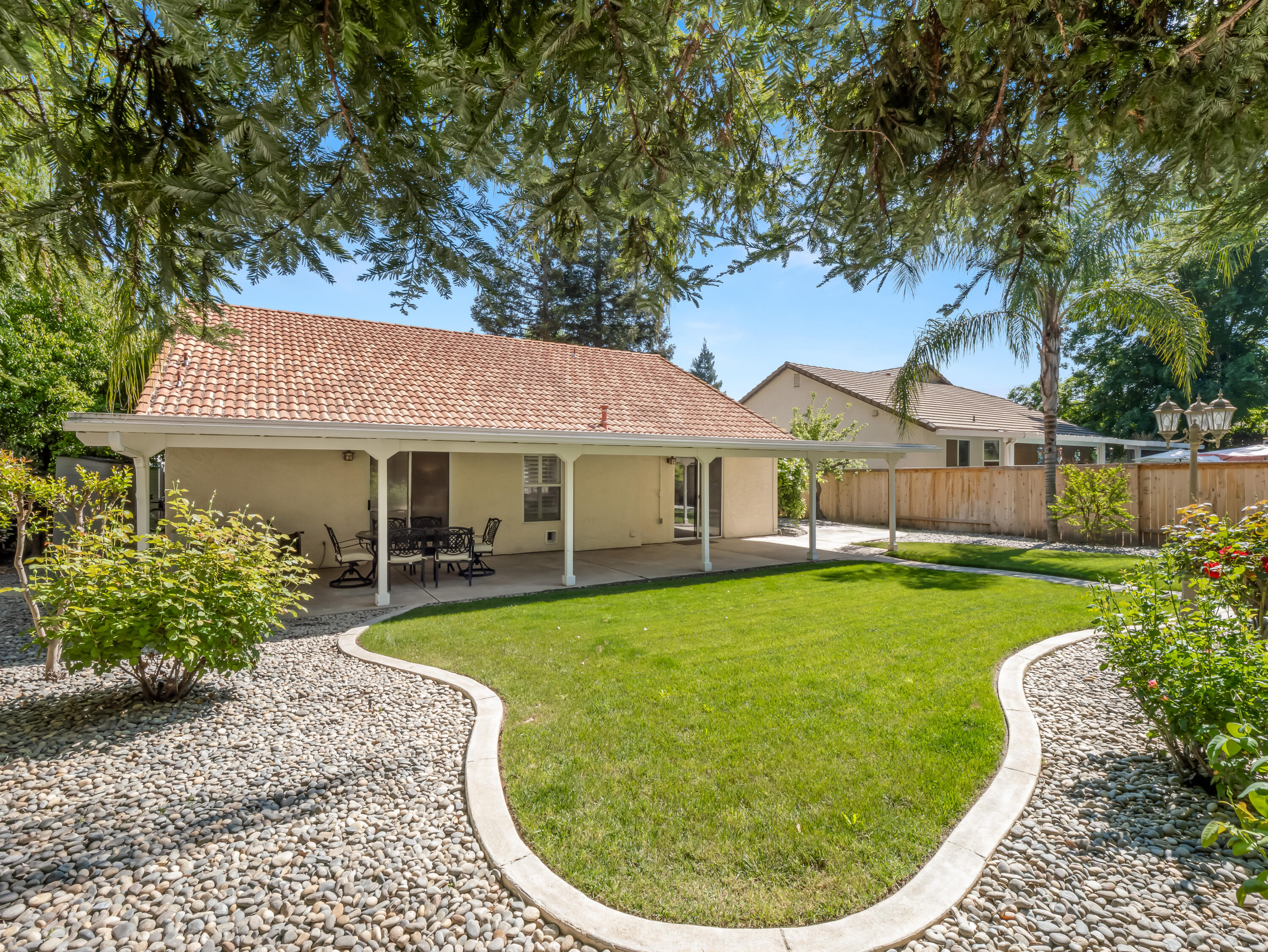 1070 N Homsy Ave, Clovis, CA 93611