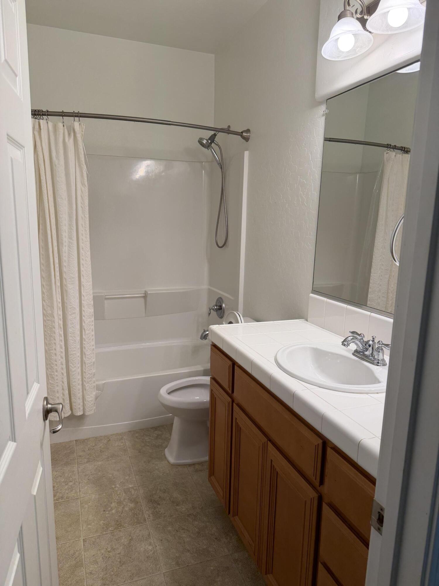 1439 N Mendonca St, Visalia, CA 93291