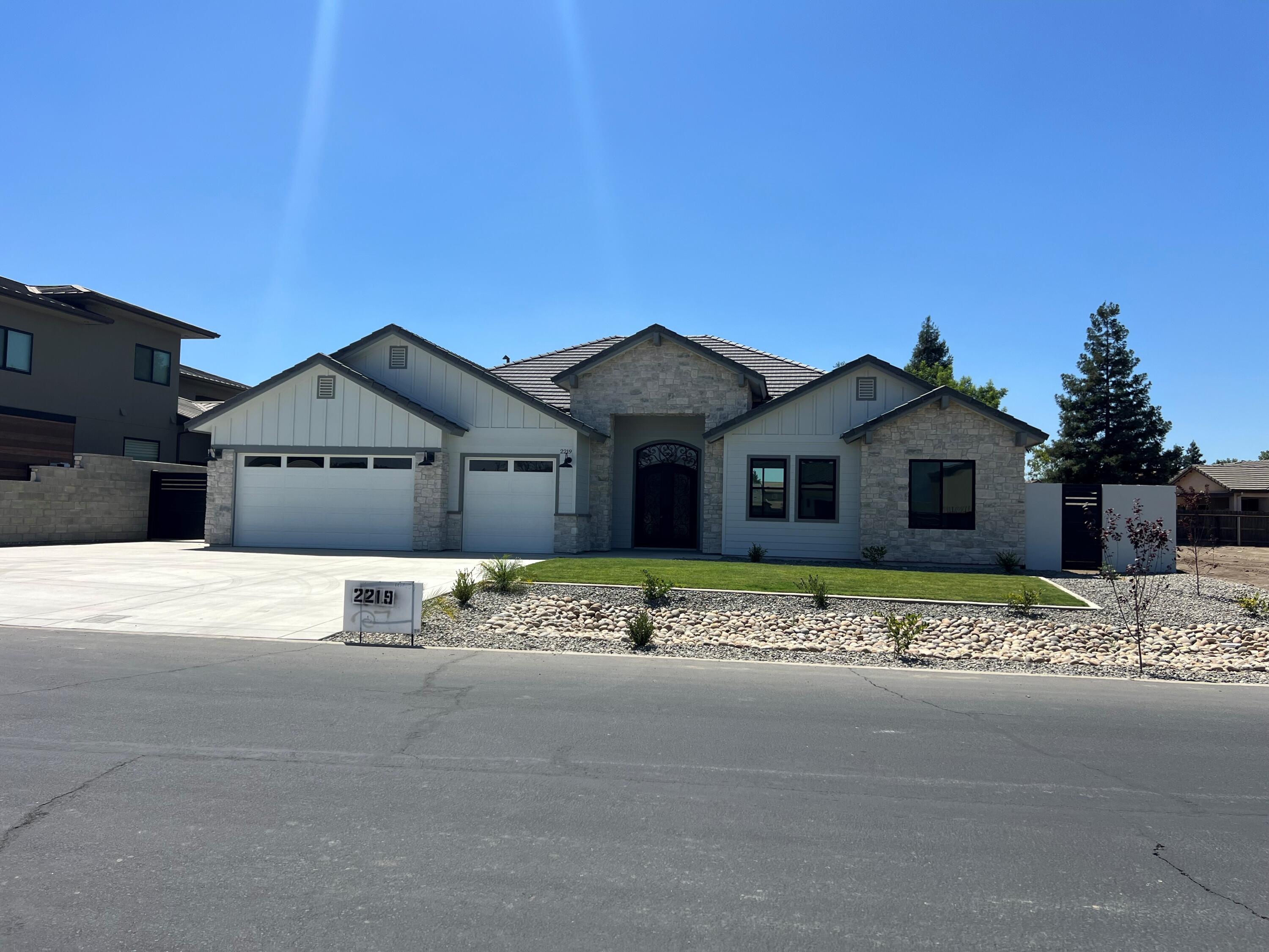 2219 Diamante Dr, Tulare, CA 93274