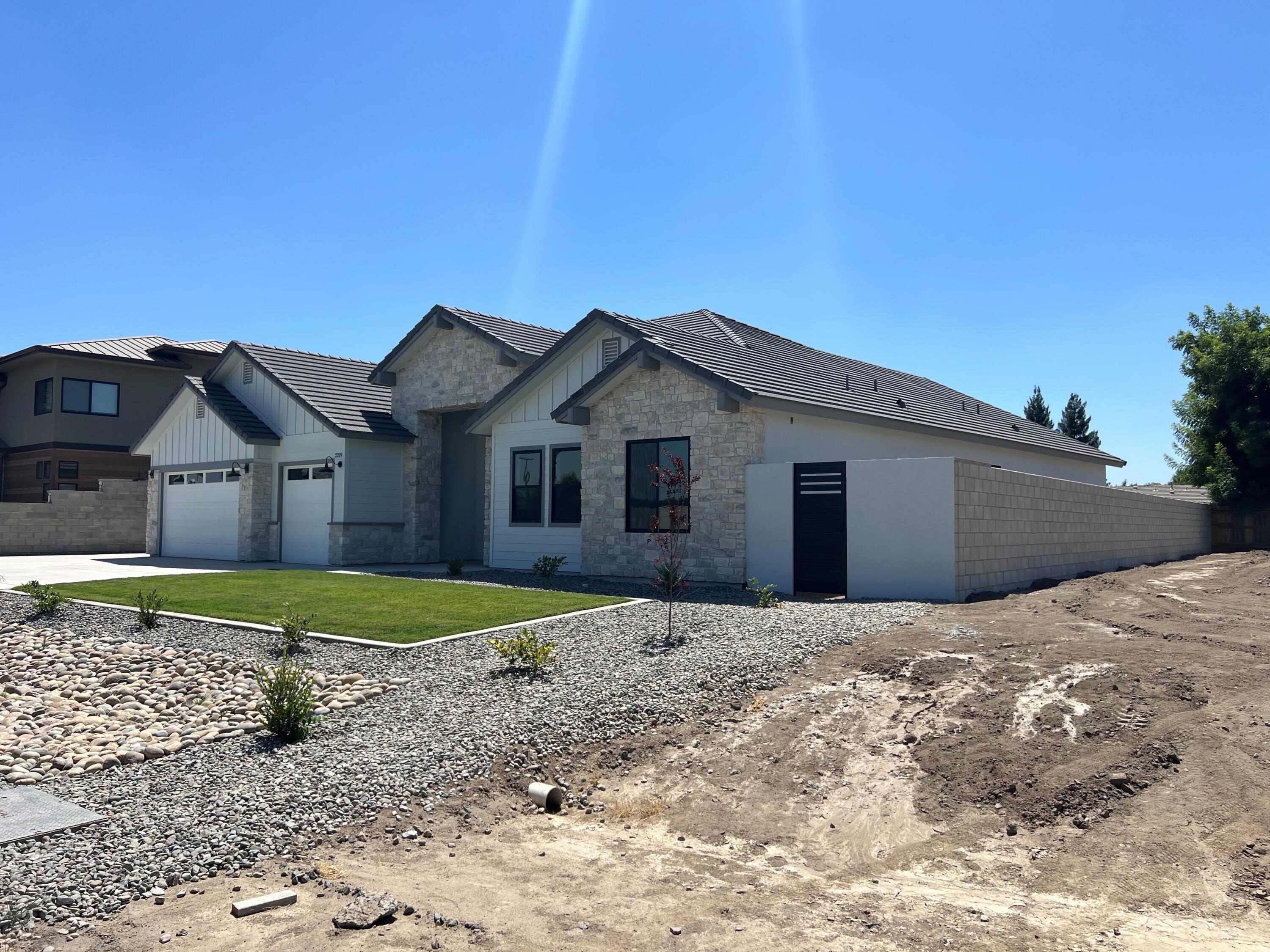 2219 Diamante Dr, Tulare, CA 93274