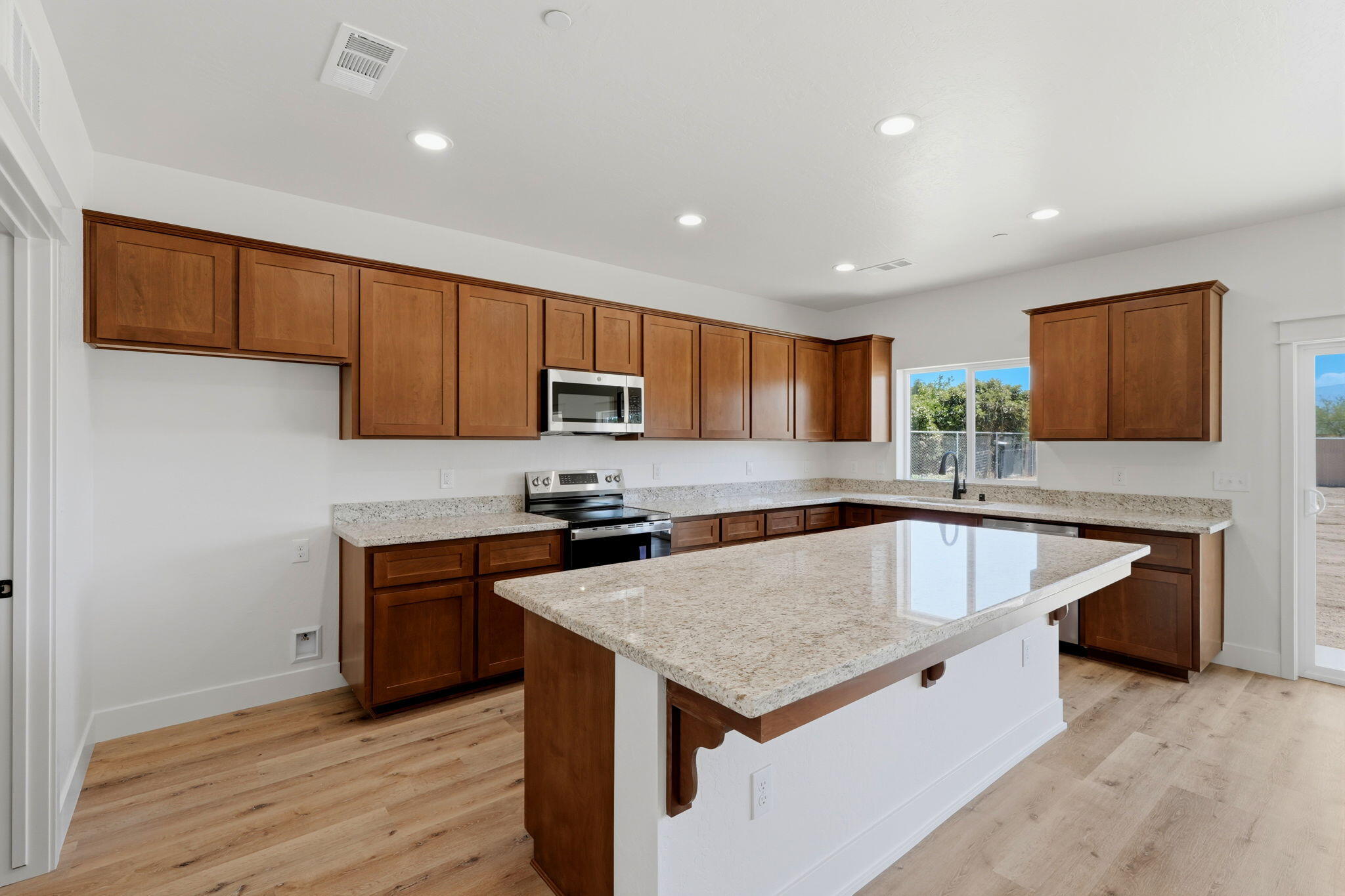 156 S Leggett St, Porterville, CA 93257