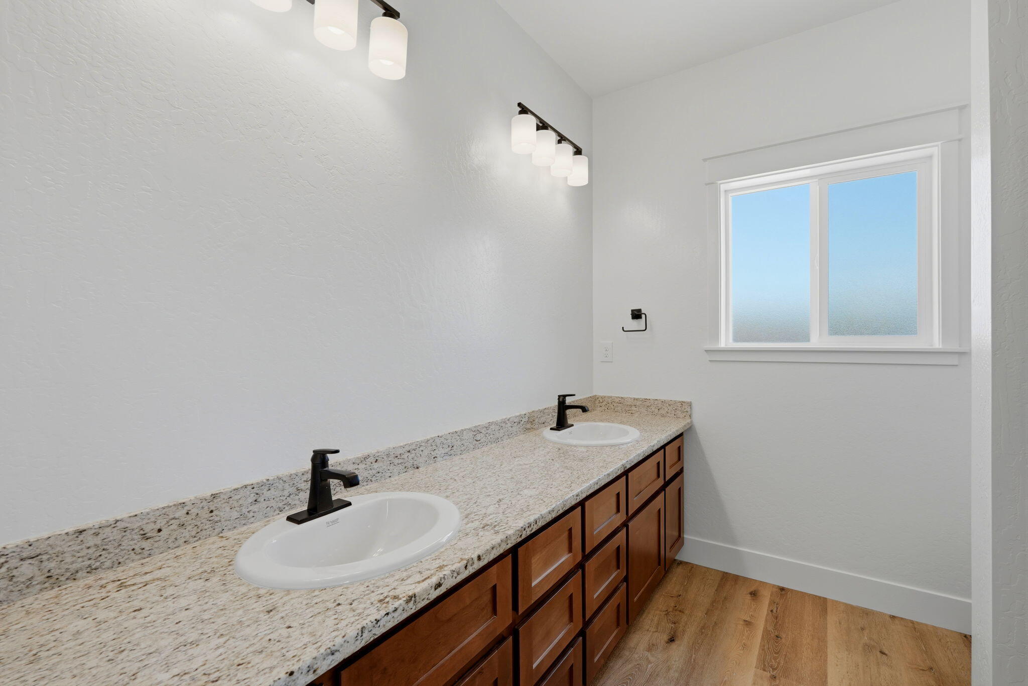 156 S Leggett St, Porterville, CA 93257