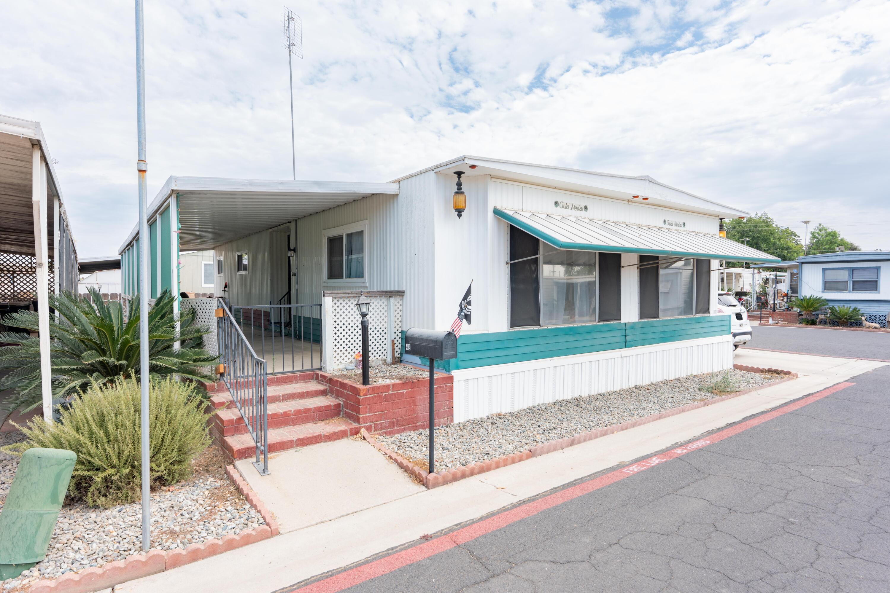 560 W Pleasant Ave, Tulare, CA 93274