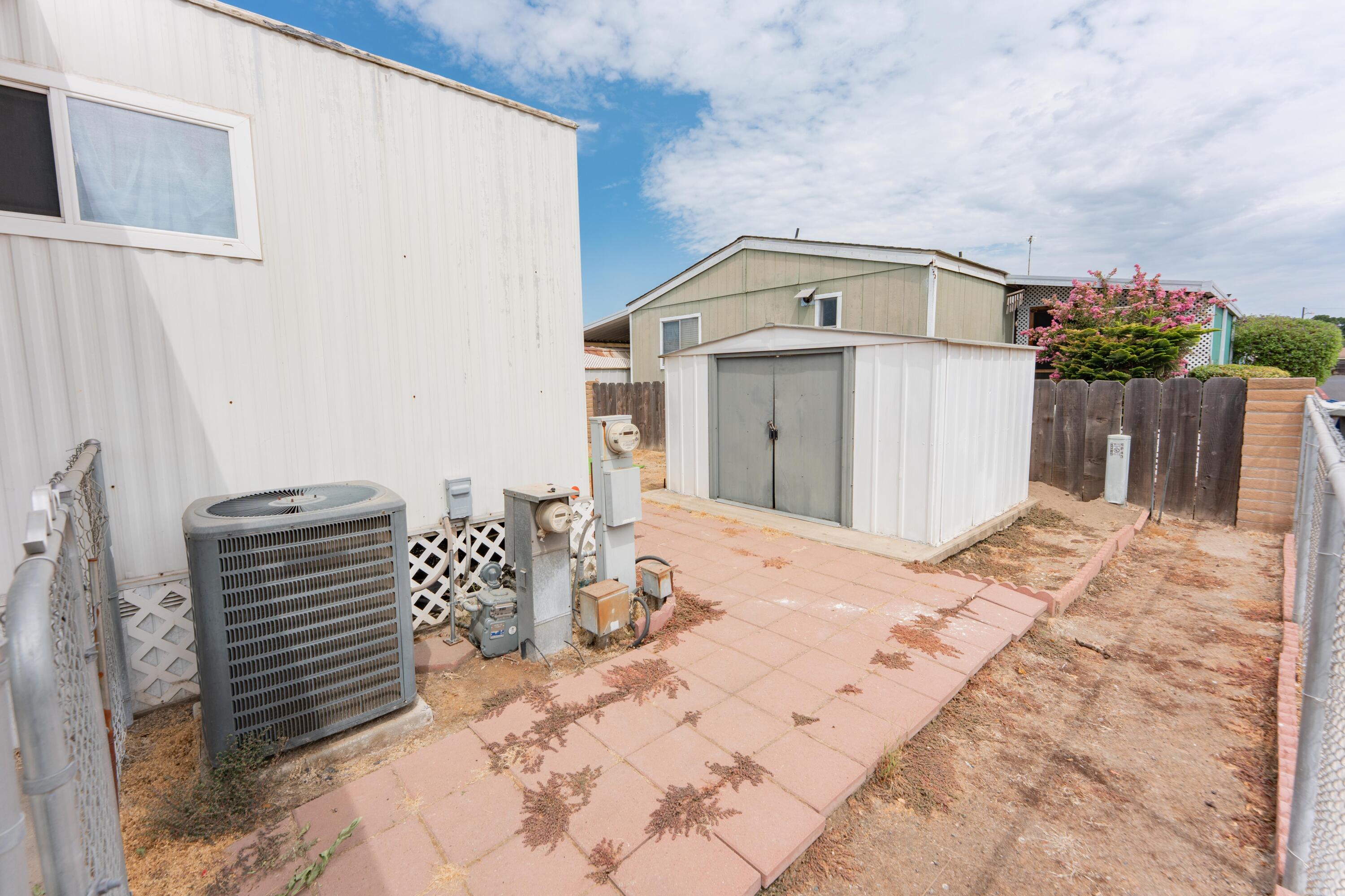 560 W Pleasant Ave, Tulare, CA 93274