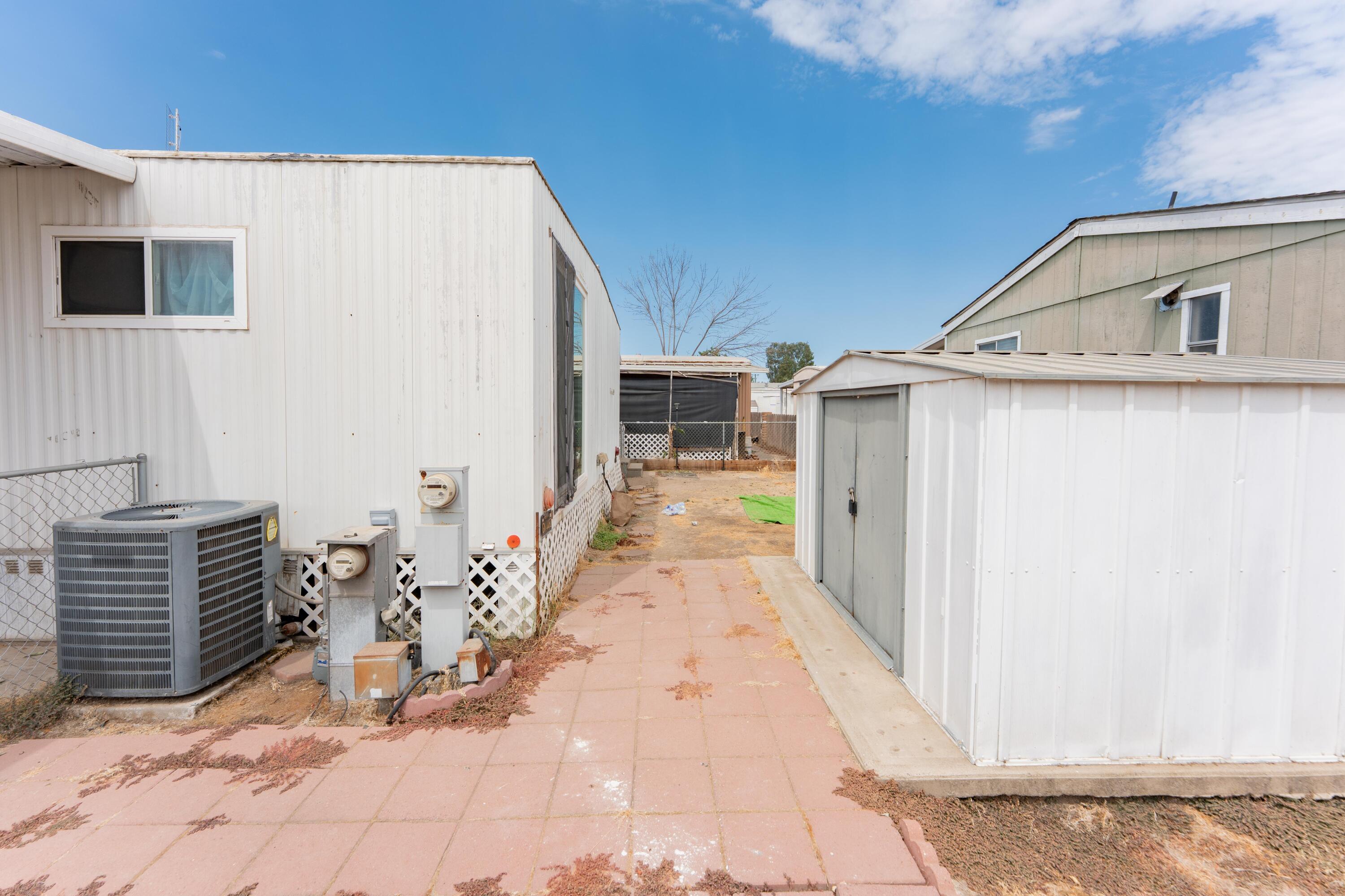 560 W Pleasant Ave, Tulare, CA 93274