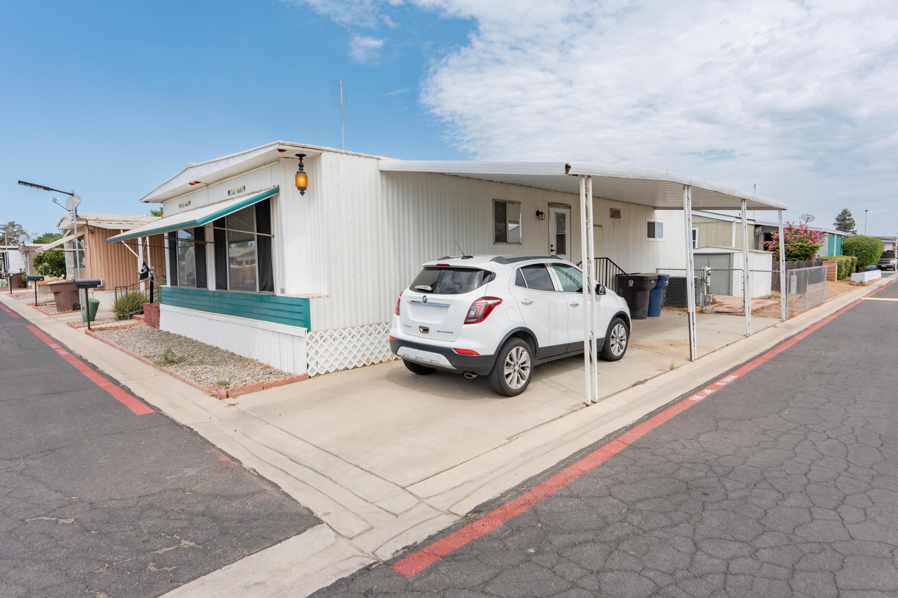 560 W Pleasant Ave, Tulare, CA 93274