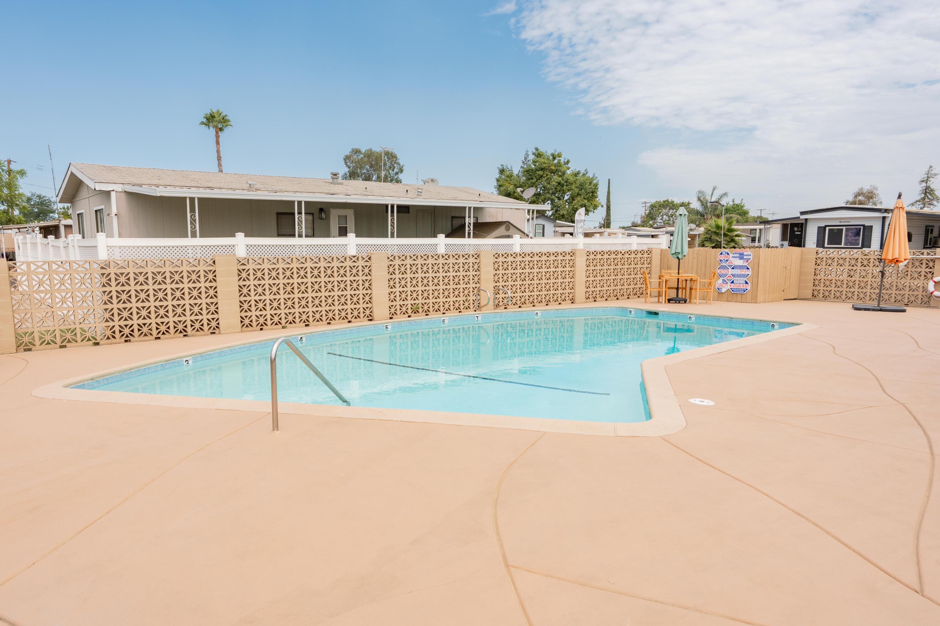 560 W Pleasant Ave, Tulare, CA 93274