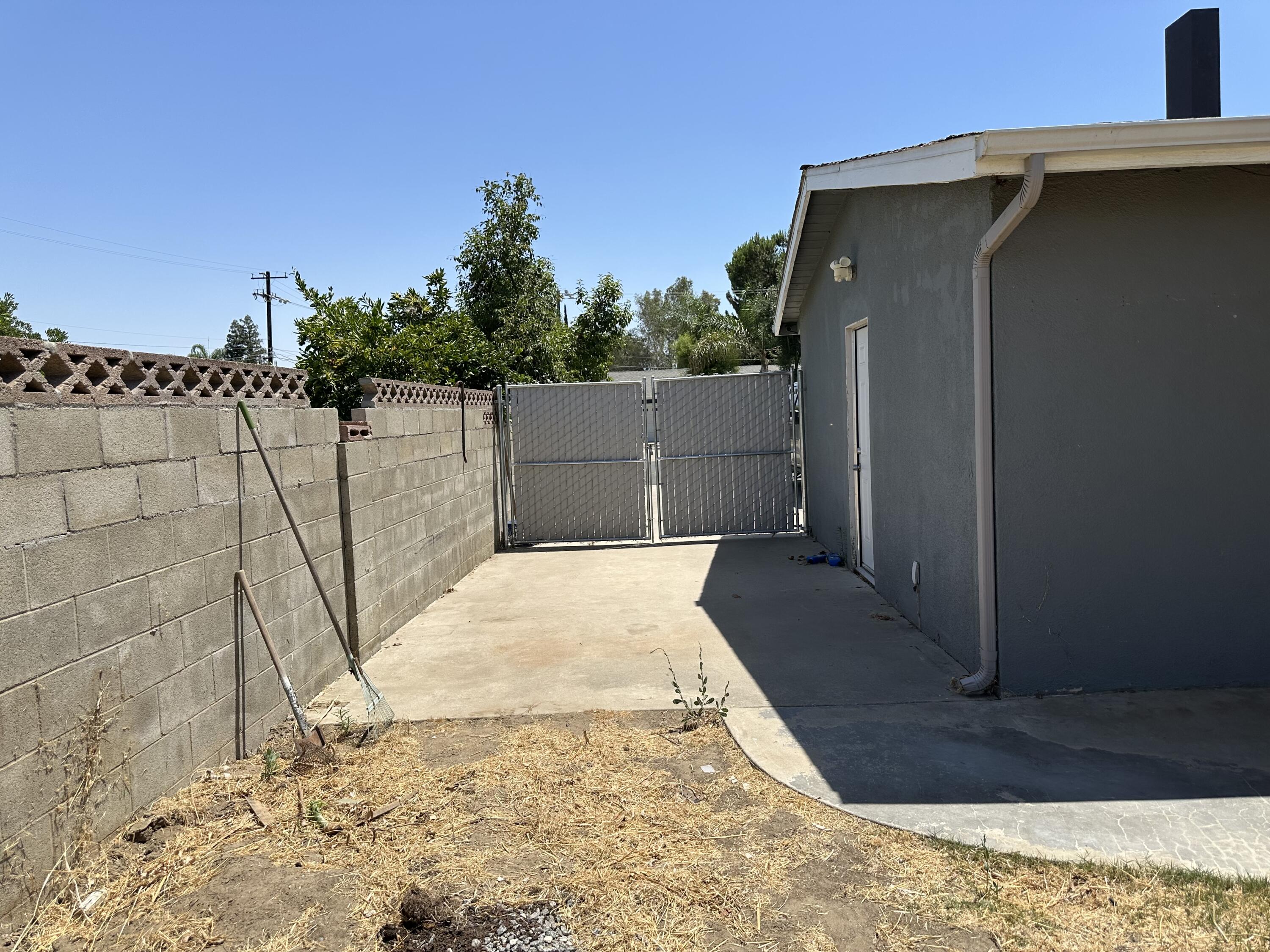 1076 E Mountain View Ave, Porterville, CA 93257
