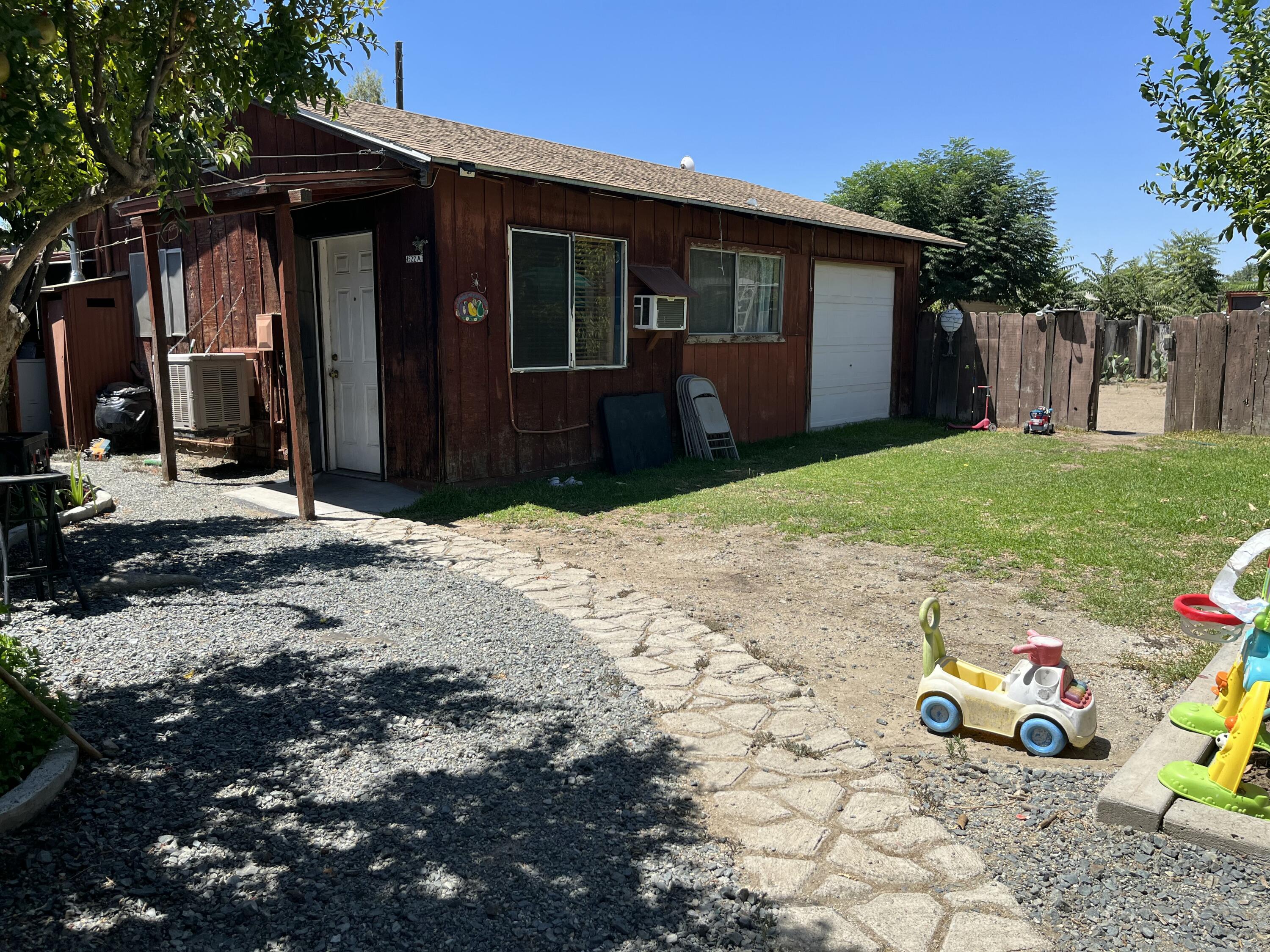 1522 E Springville Ave, Porterville, CA 93257