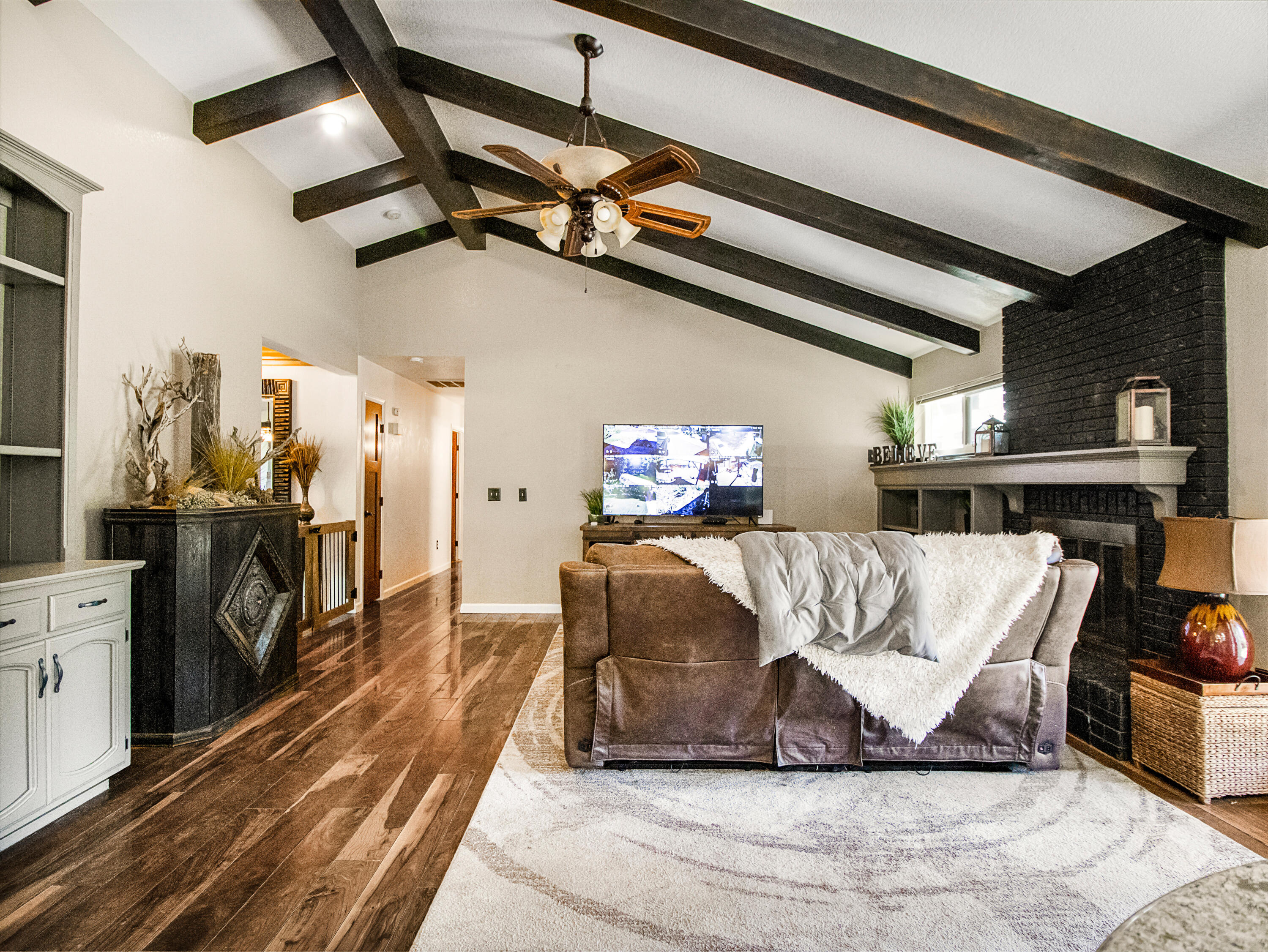 1316 E Paradise Ct, Visalia, CA 93292