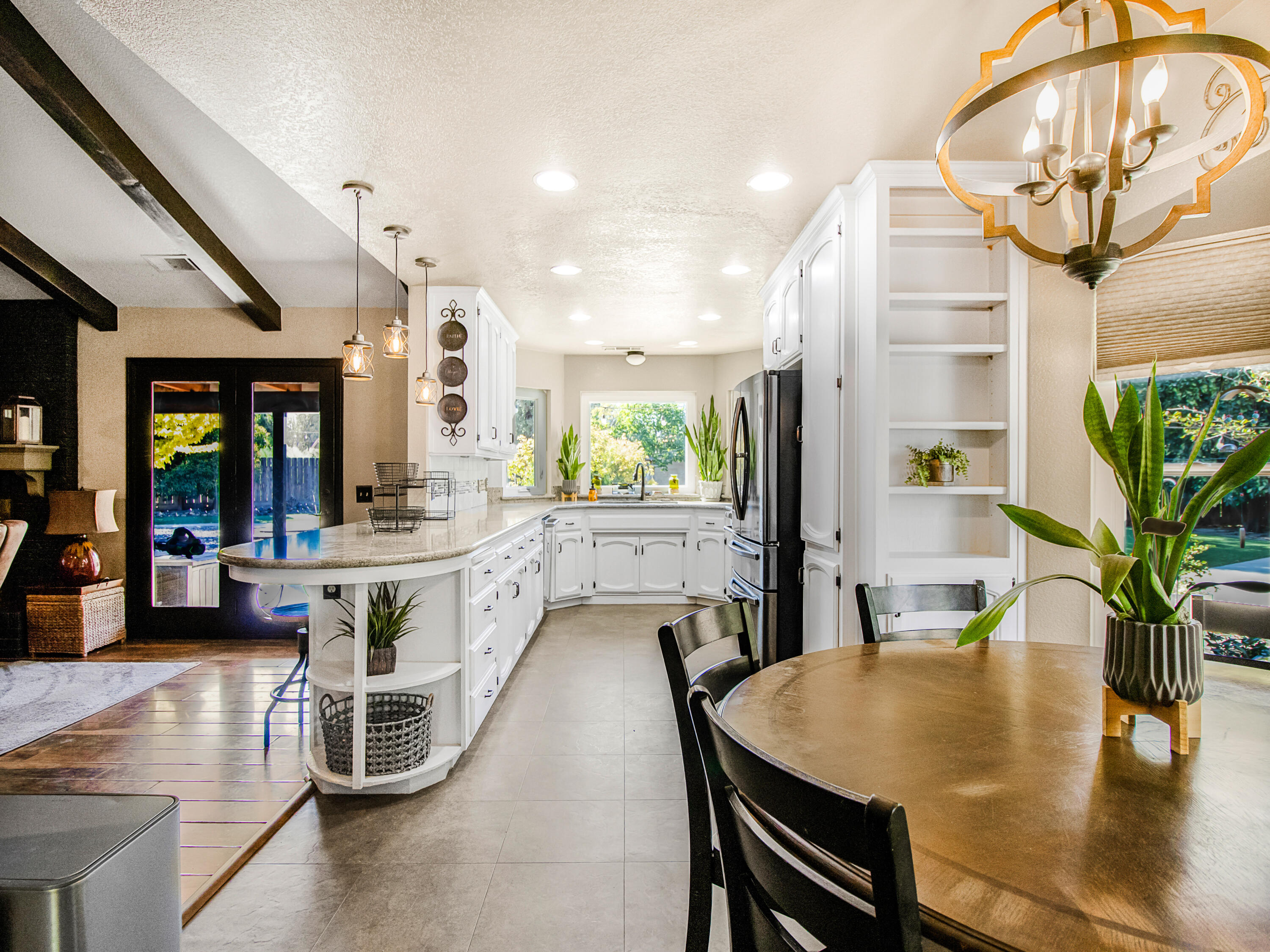 1316 E Paradise Ct, Visalia, CA 93292