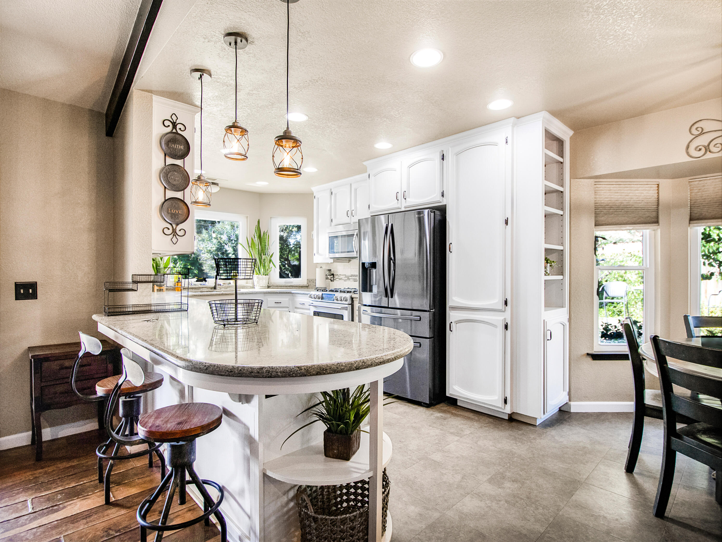 1316 E Paradise Ct, Visalia, CA 93292