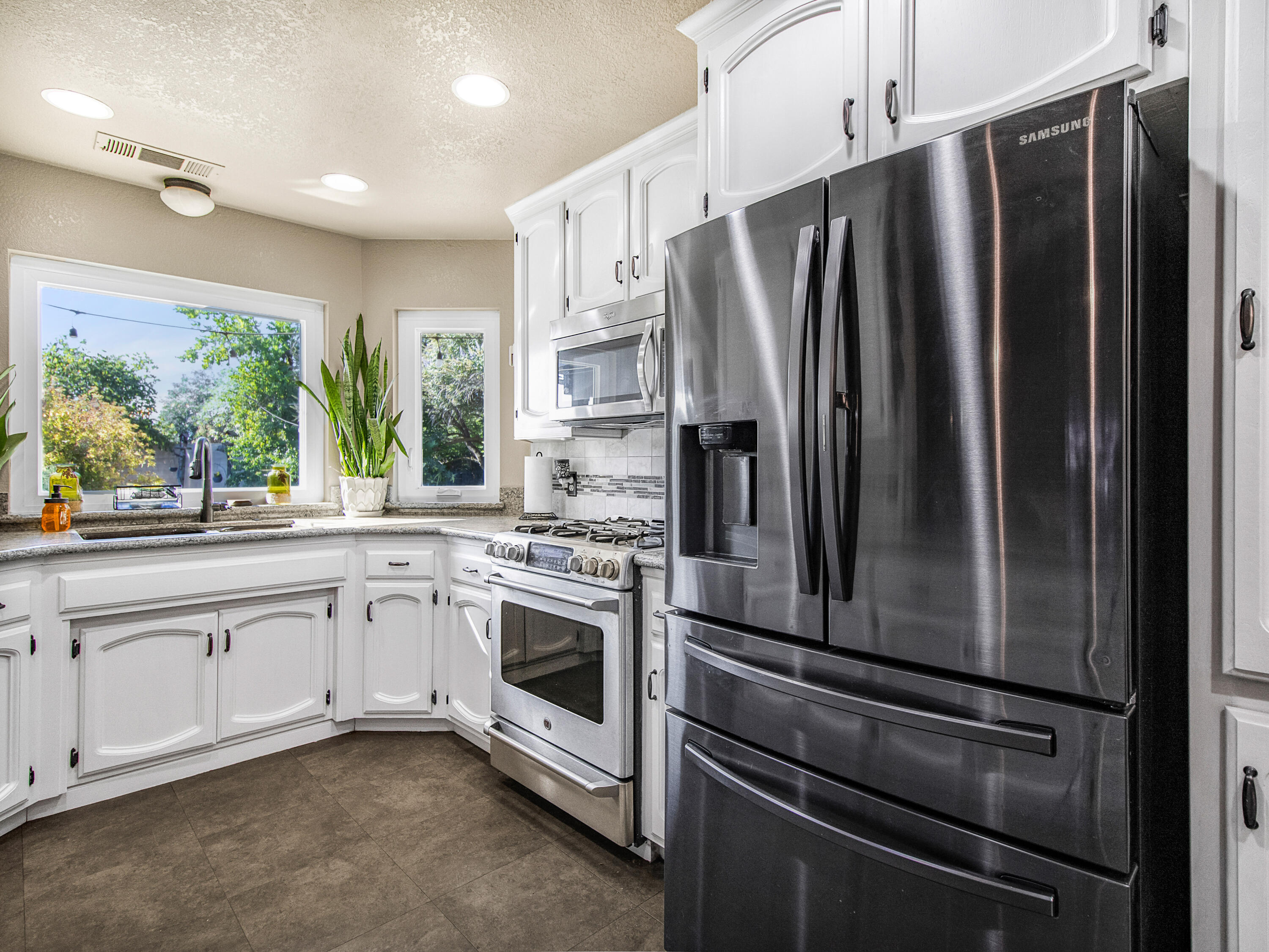 1316 E Paradise Ct, Visalia, CA 93292