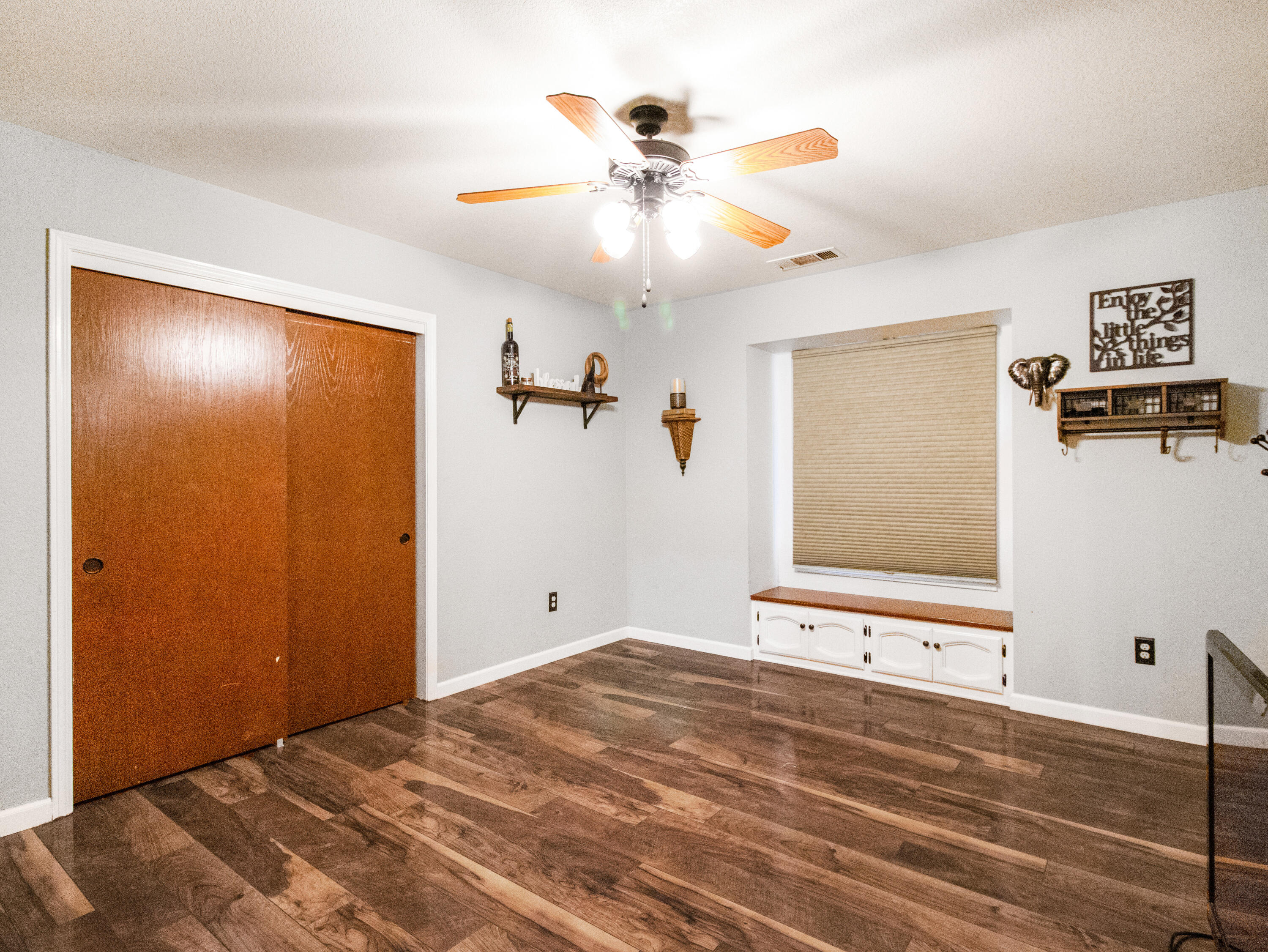 1316 E Paradise Ct, Visalia, CA 93292