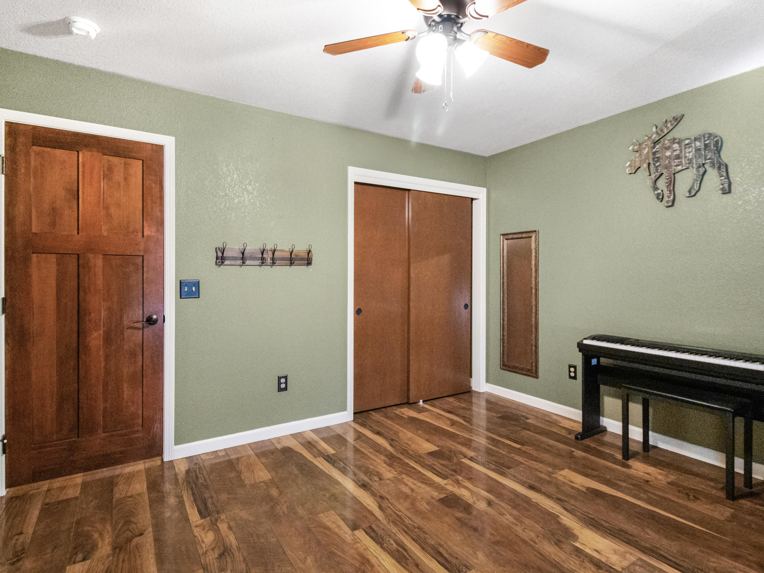 1316 E Paradise Ct, Visalia, CA 93292