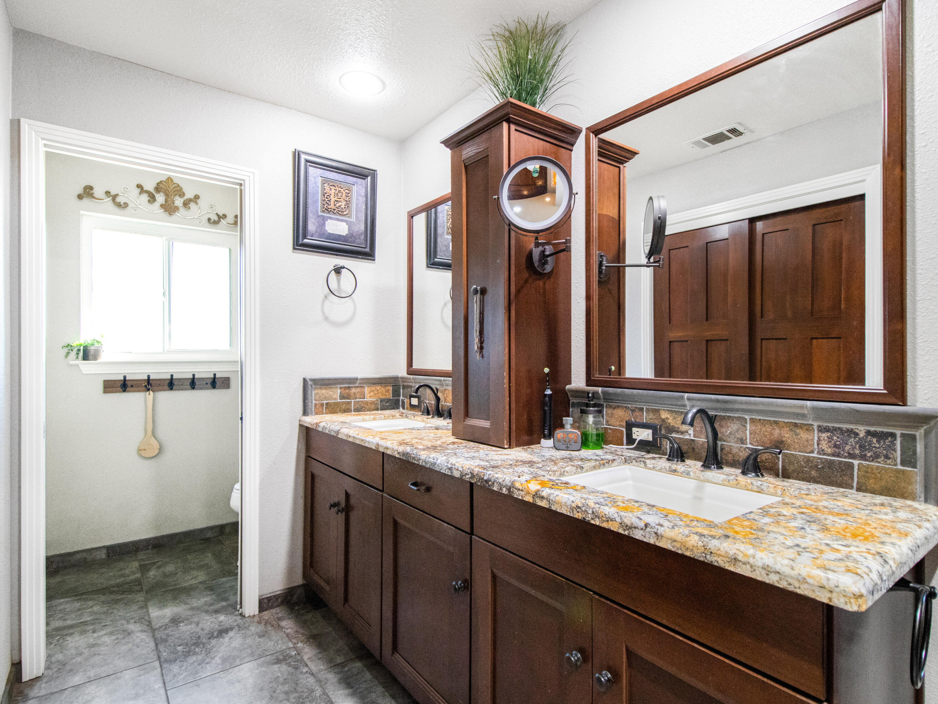 1316 E Paradise Ct, Visalia, CA 93292
