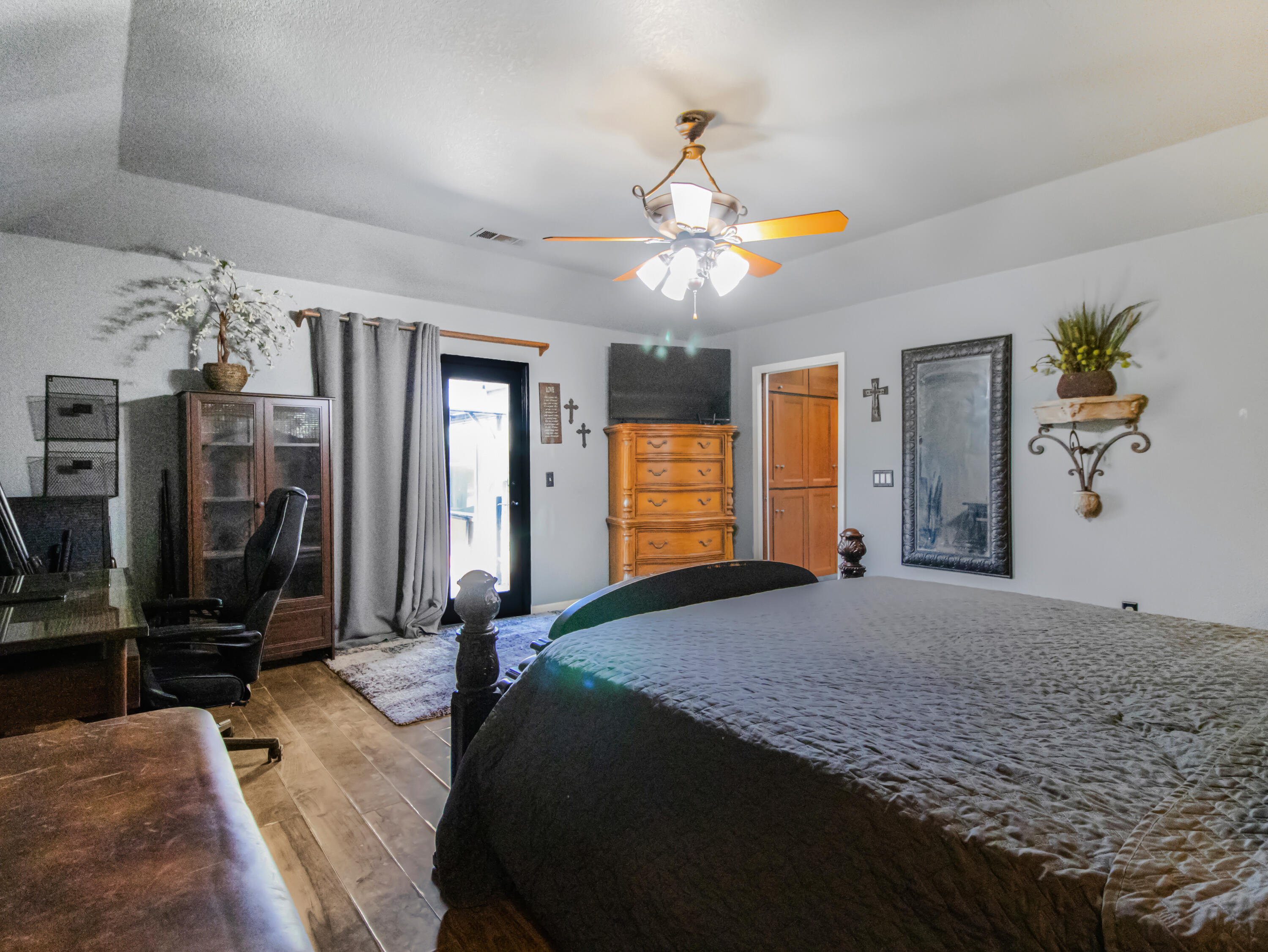1316 E Paradise Ct, Visalia, CA 93292