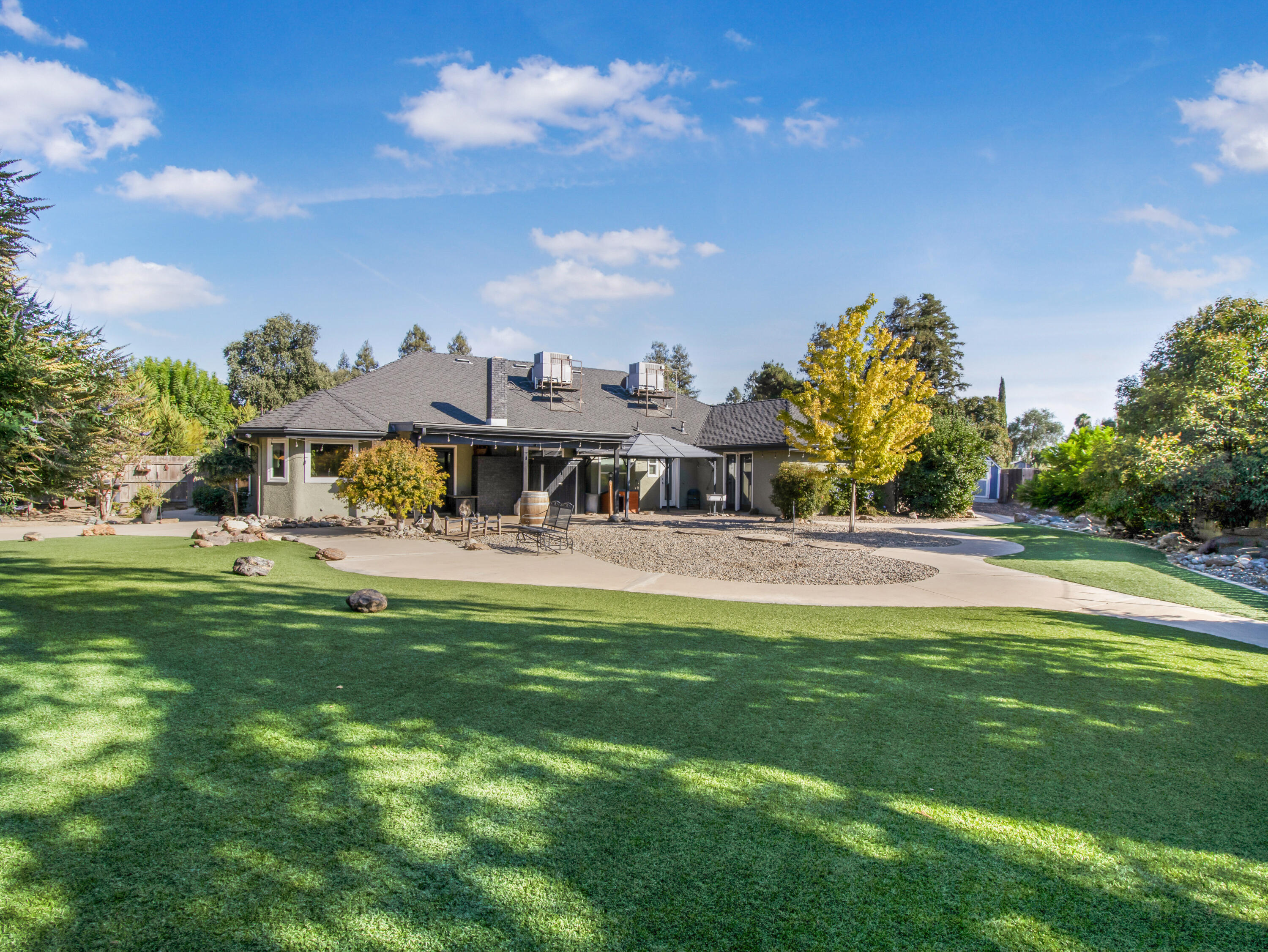 1316 E Paradise Ct, Visalia, CA 93292
