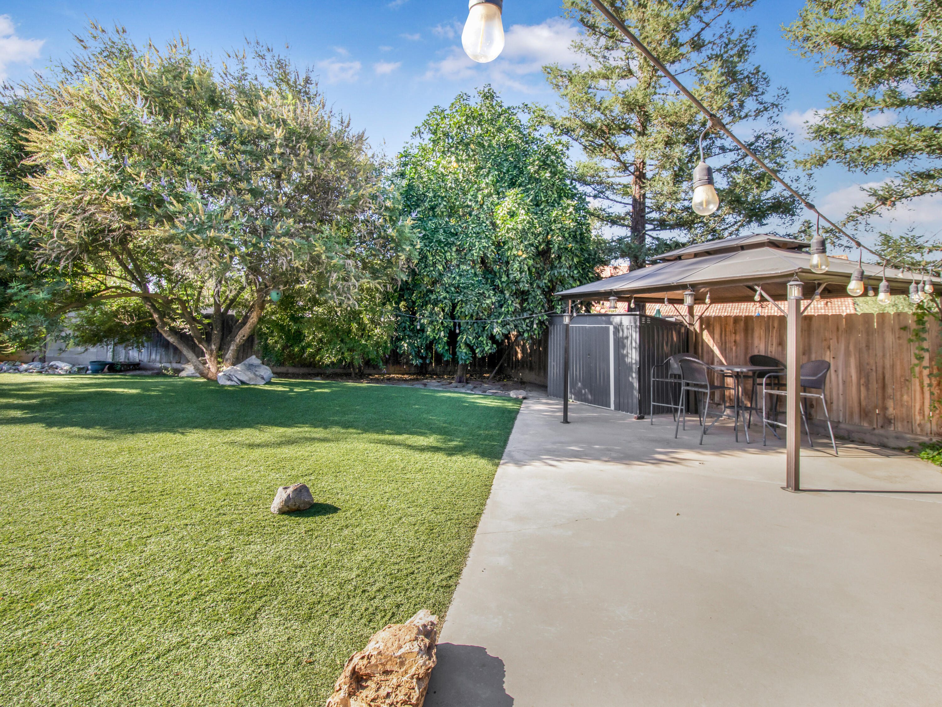 1316 E Paradise Ct, Visalia, CA 93292