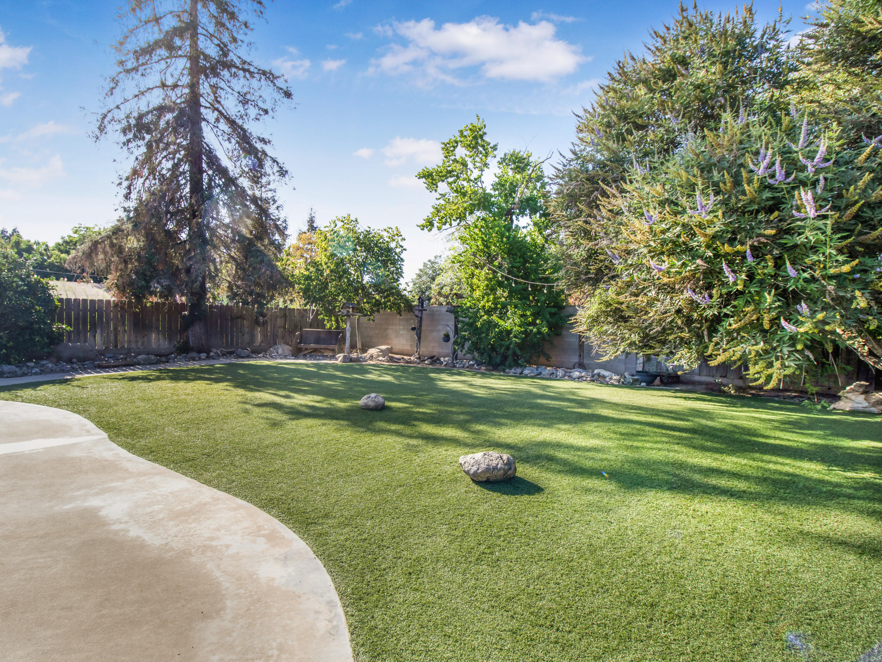 1316 E Paradise Ct, Visalia, CA 93292